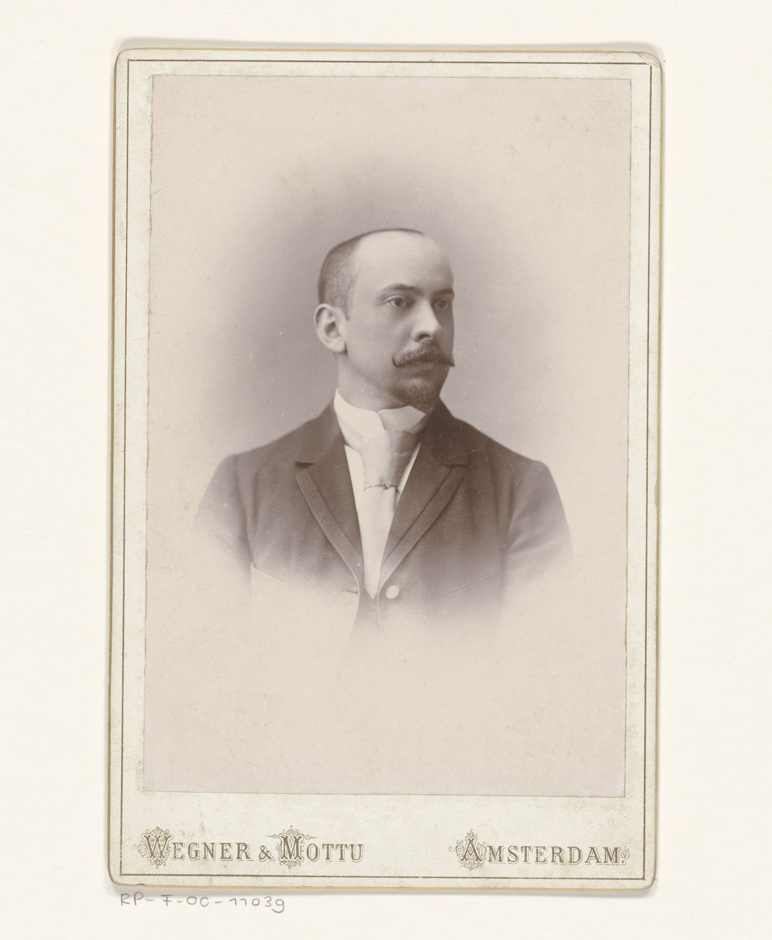 Portret van Louis Couperus by Wegner & Mottu