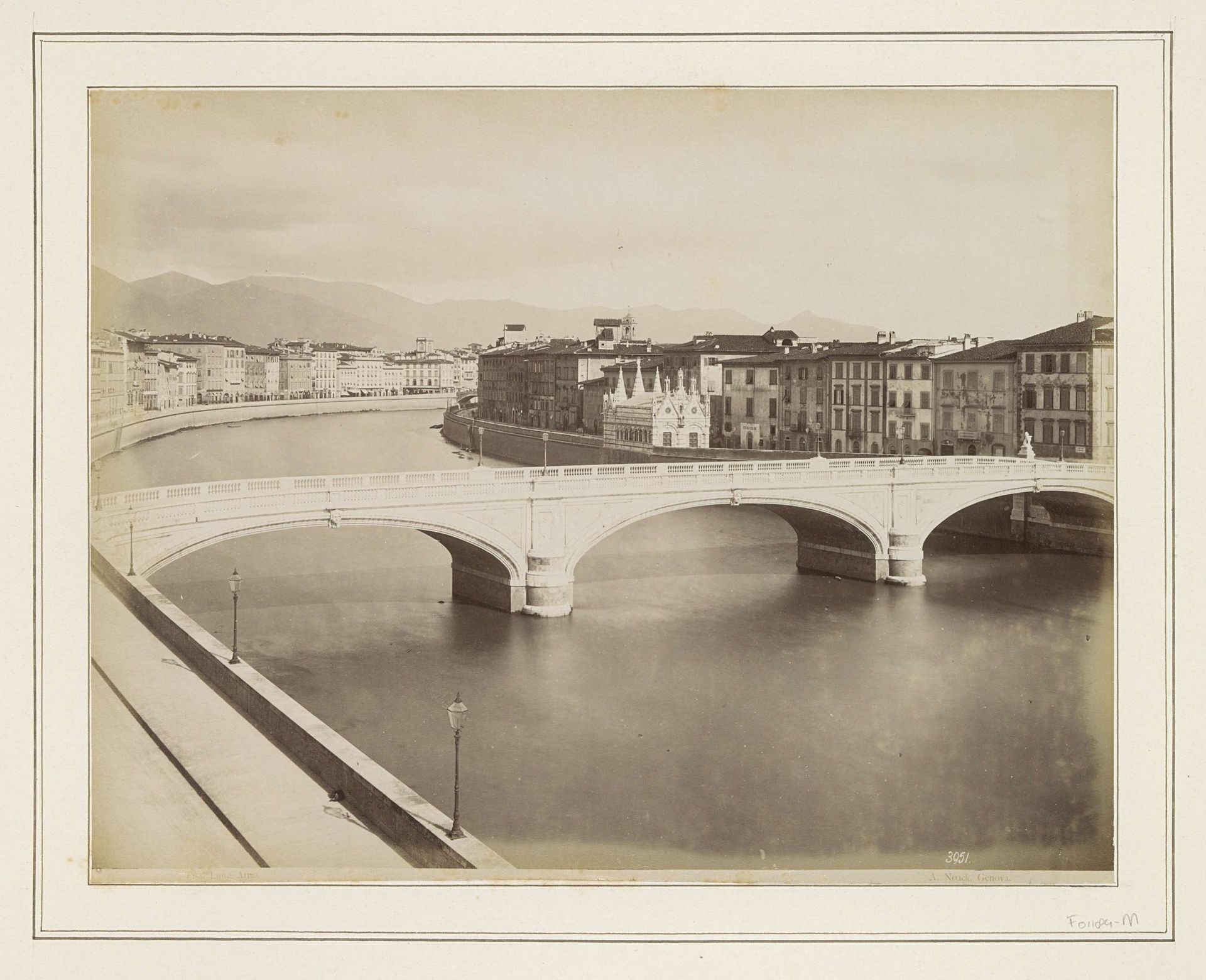Gezicht op de Ponte Solferino, de Arno en aanliggende bebouwing in Pisa by Alfredo Noack