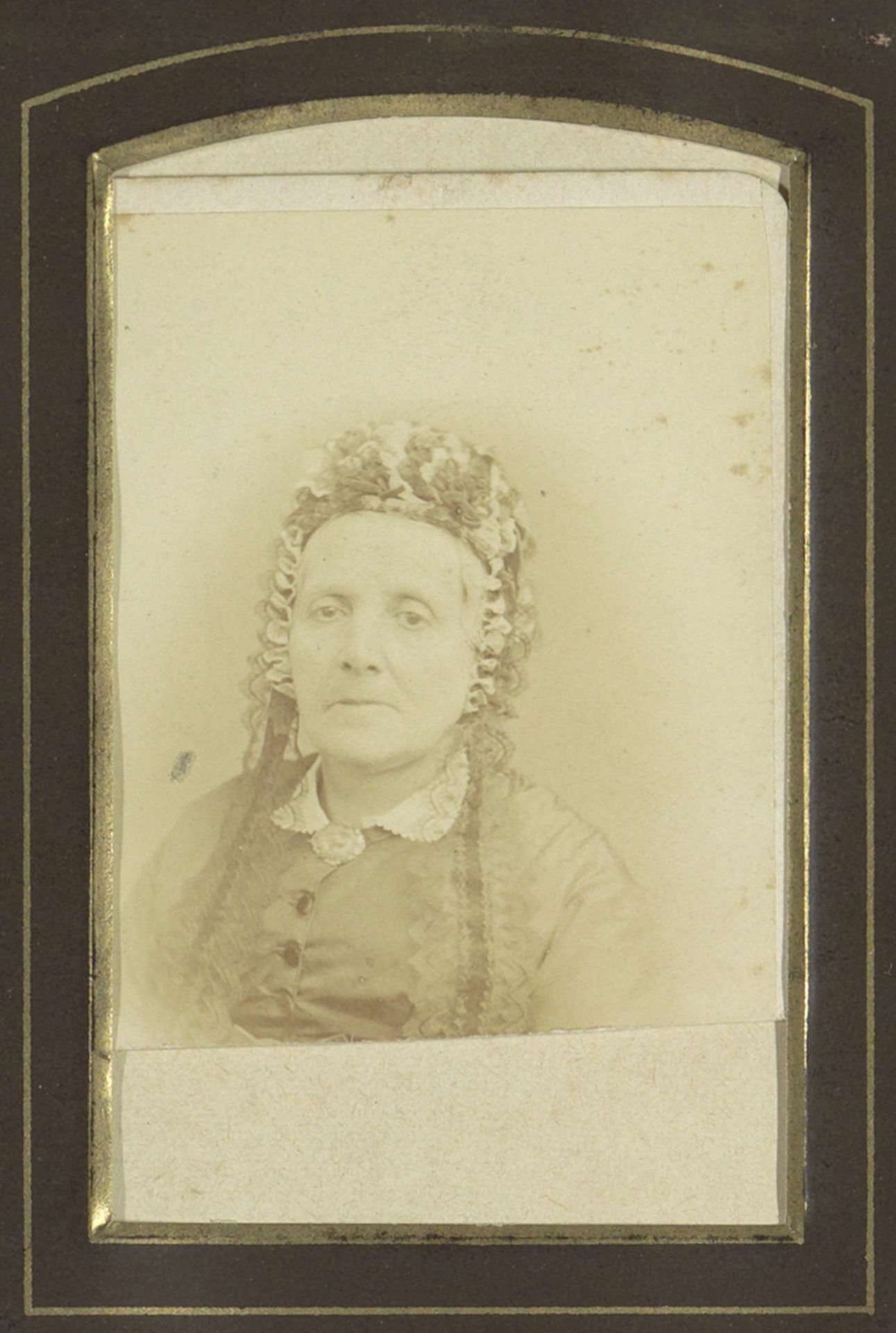 Portret van een vrouw met een muts by Albert Greiner