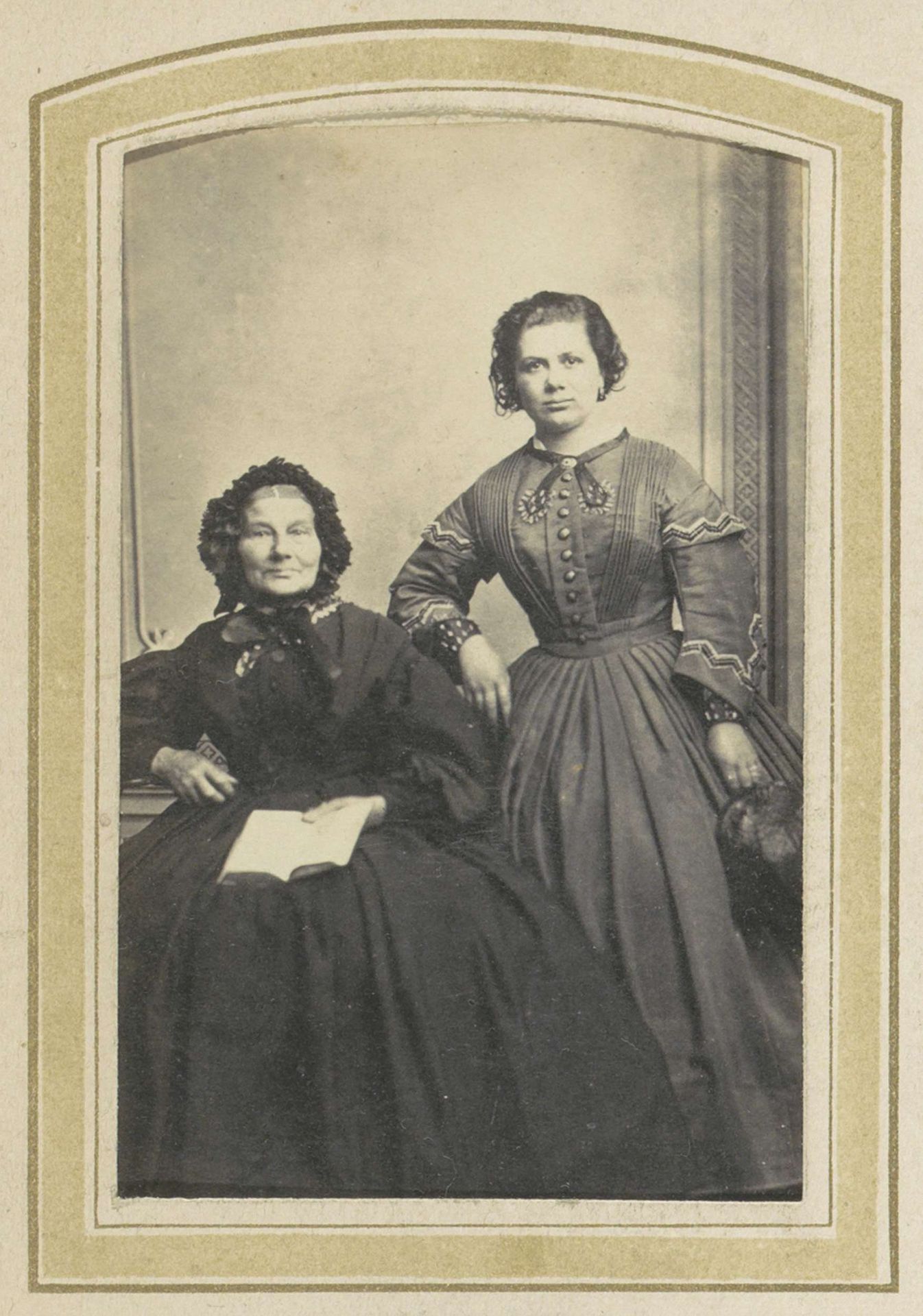 Portret van twee vrouwen in jurken met een boek en een handtas by A. Böeseken
