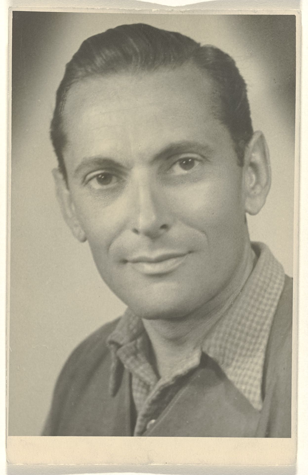 Portret van de derde echtgenoot van Isabel Wachenheimer Gideon Elon, met geblokte kraag, februari 1955 by Anonymous