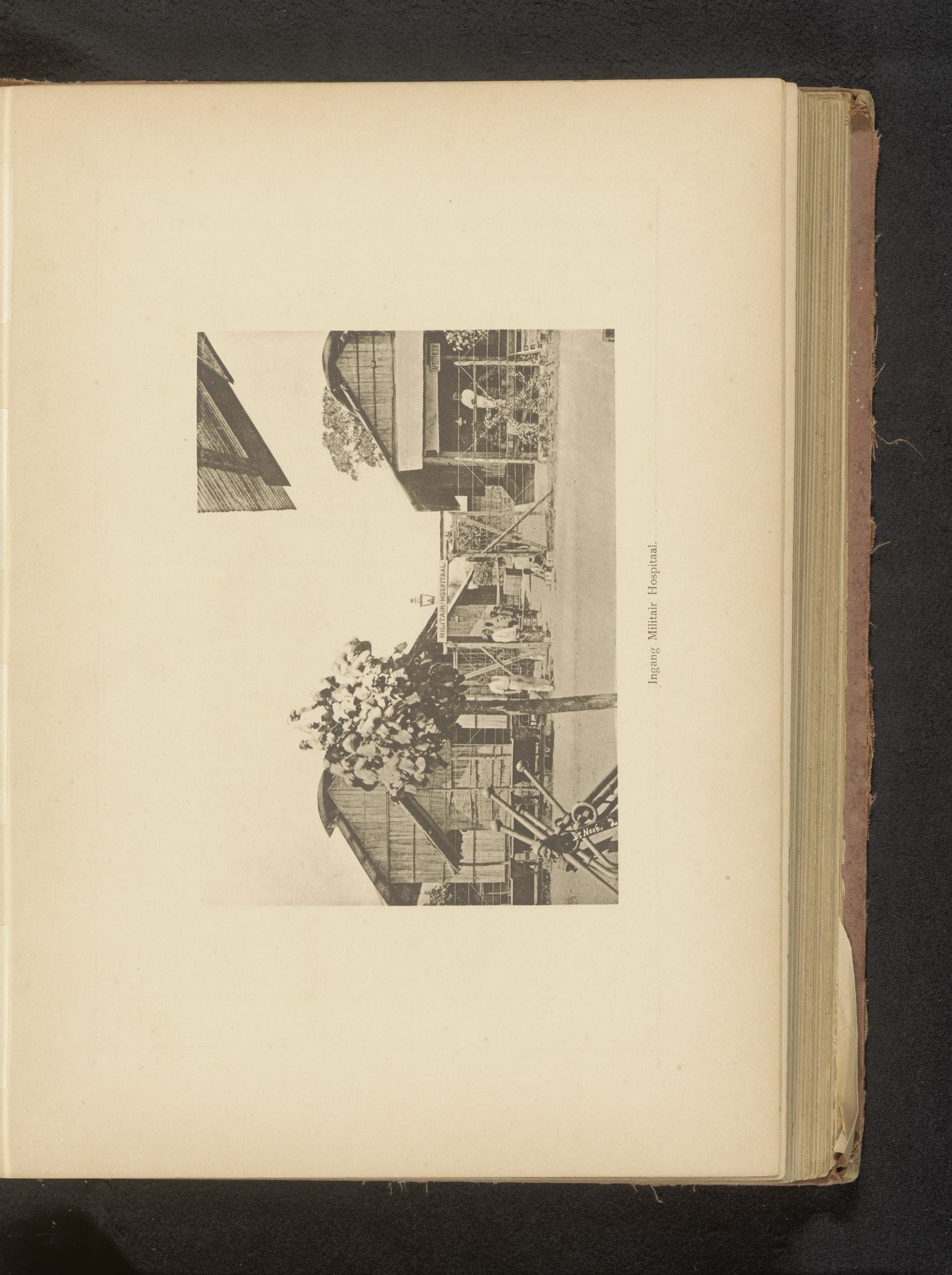 Gezicht op de ingang van een militair ziekenhuis by Christiaan Johan Neeb
