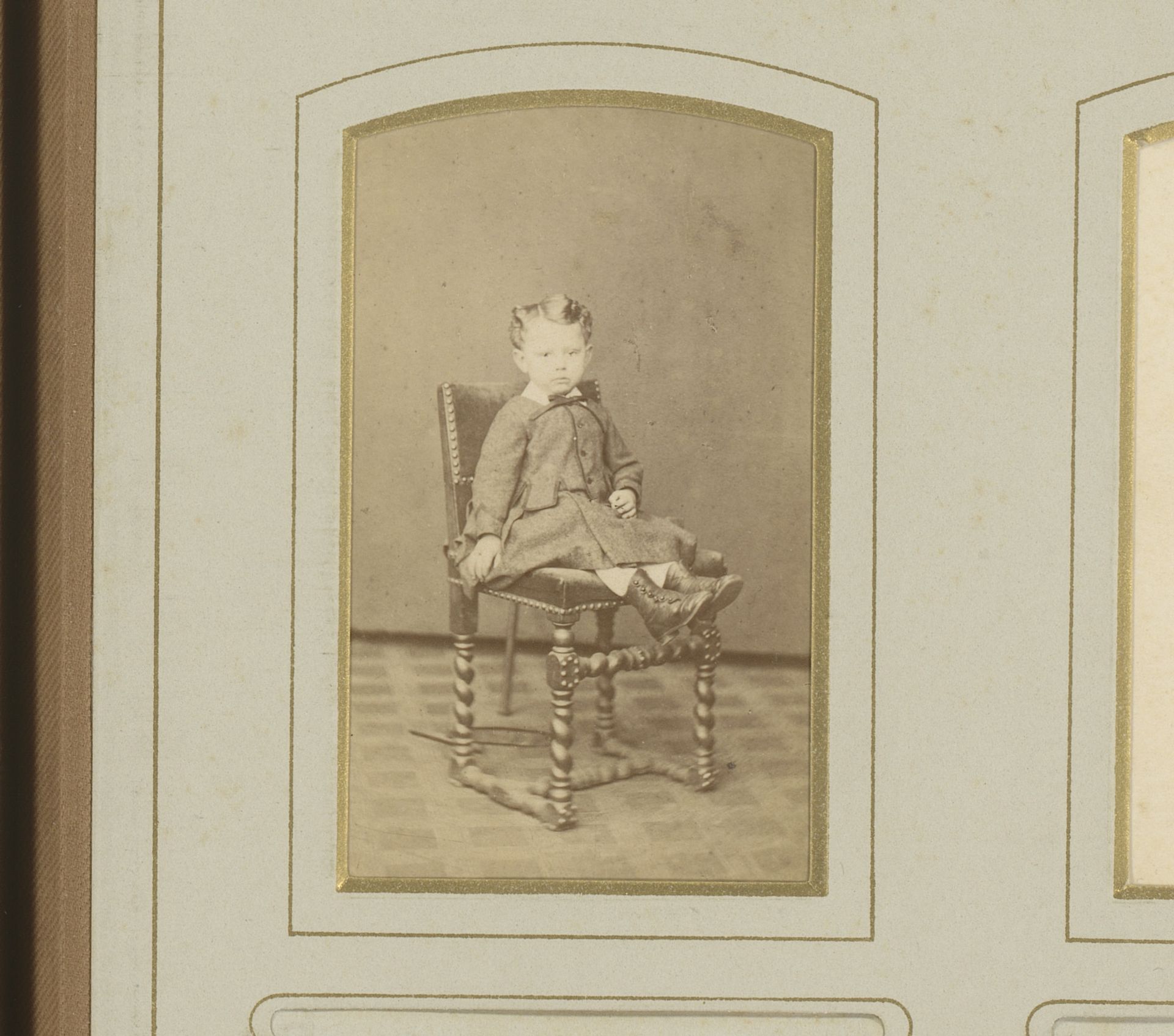 Portret van een jongen, zittend op een stoel by Charles De Trez