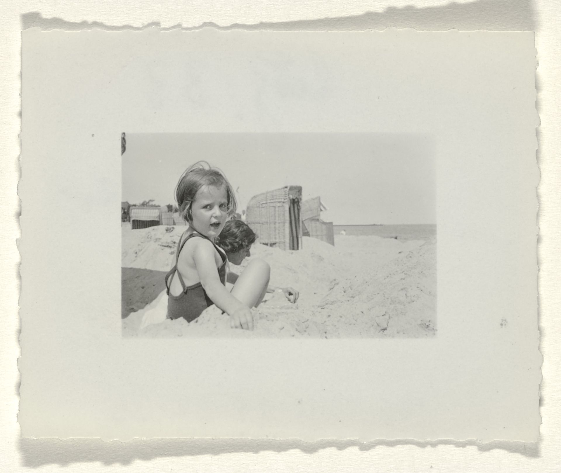 Isabel Wachenheimer op strand van Travemünde, augustus 1933 by Anonymous