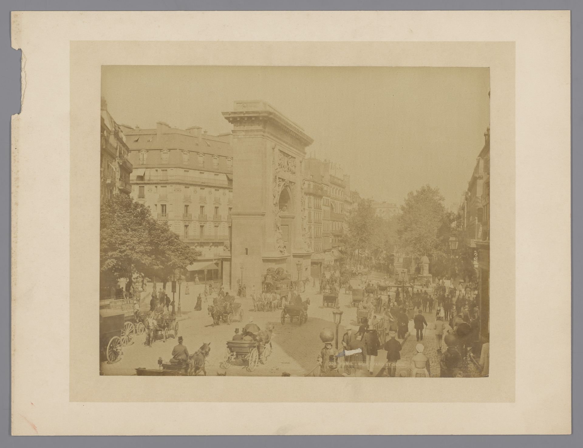 Boulevard St. Denis met de Porte St. Denis, Parijs, Frankrijk by J. (fotograaf) Kuhn
