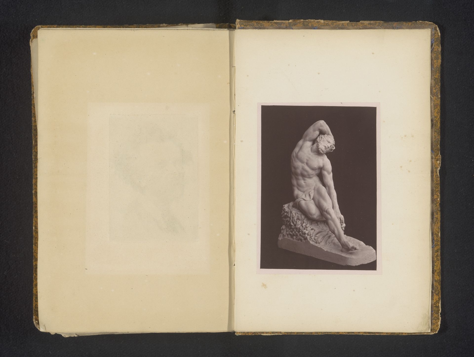 Sculptuur van een rouwende Hercules by M. Zeyen