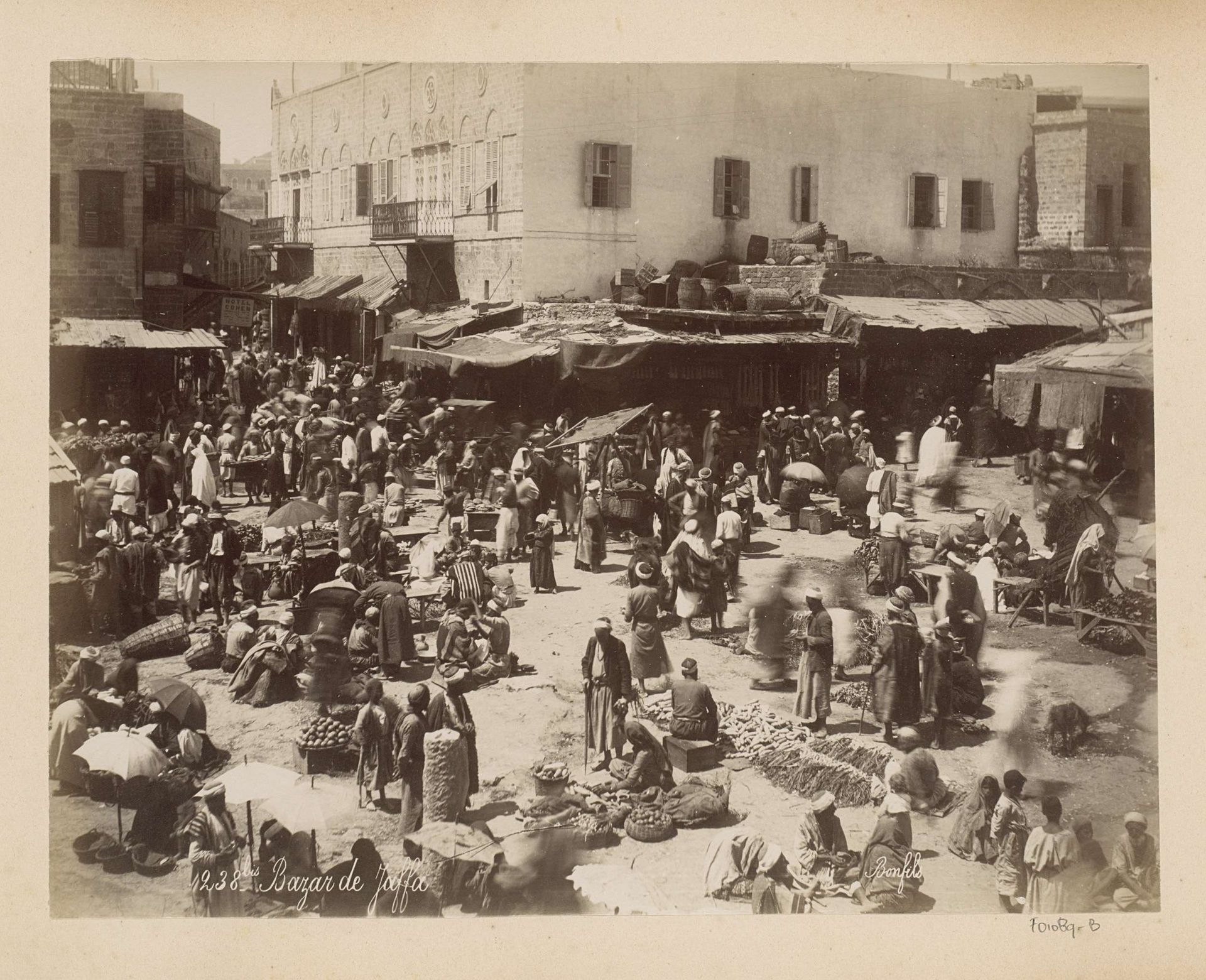 Markt met handelaren en bezoekers in Jaffa by Maison Bonfils