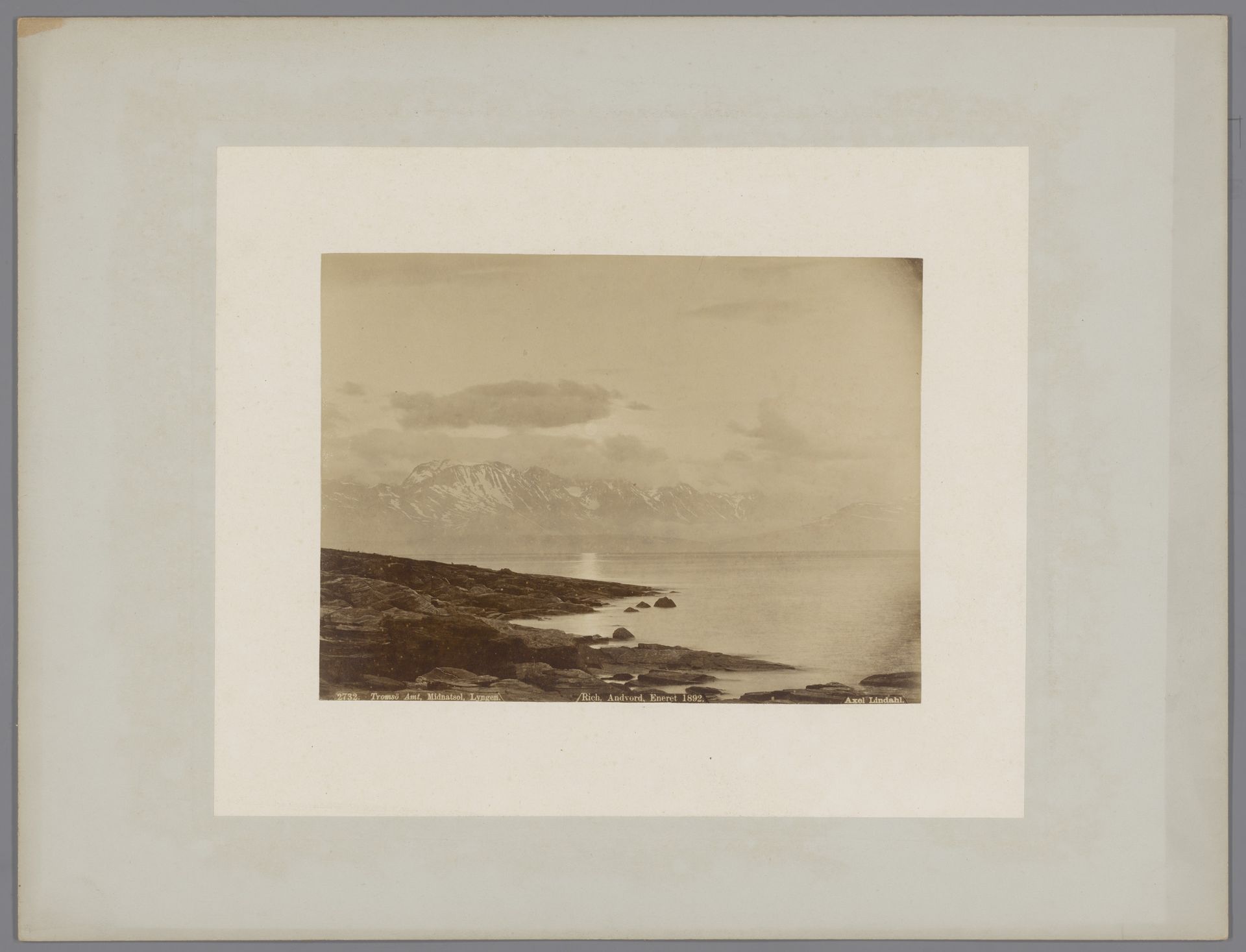 Middernachtzon in de Lyngenfjord by Axel Lindahl