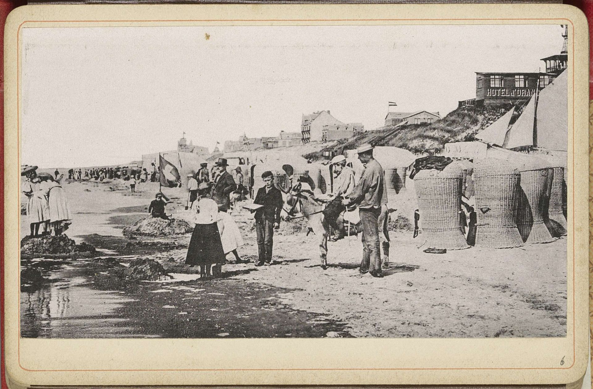 Mensen en ezel op het strand van Zandvoort by A. Bakels Sr.