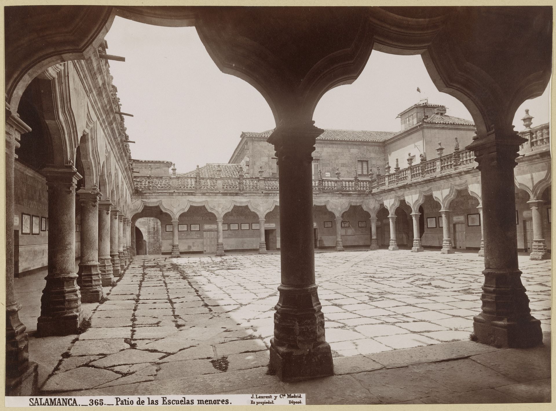 Gezicht op de binnenplaats van het Escuelas Menores in Salamanca by Juan Laurent
