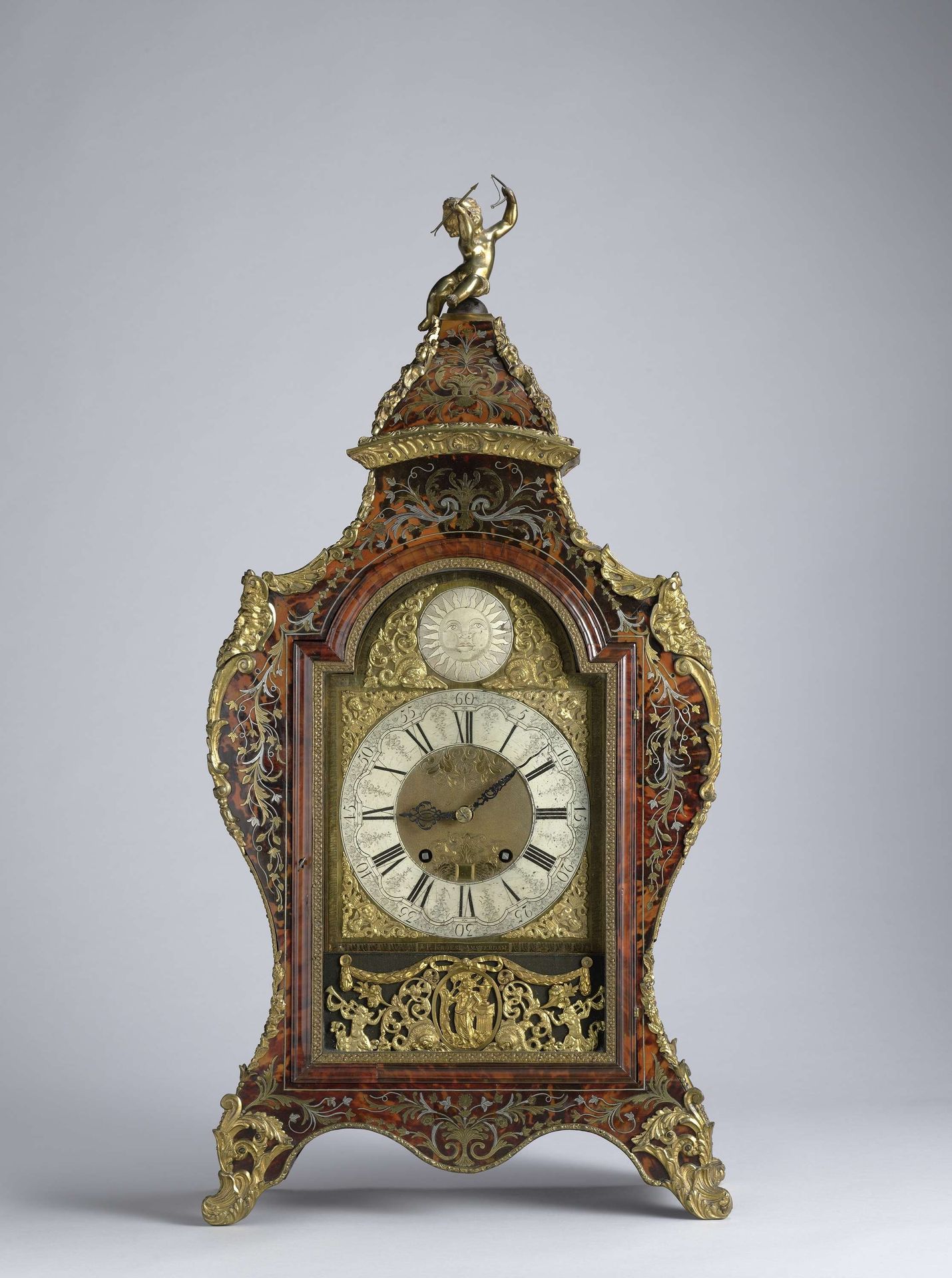 Tafelklok of consoleklok, gefineerd met marqueterie van koper en tin op een fond van schildpad by Anonymous