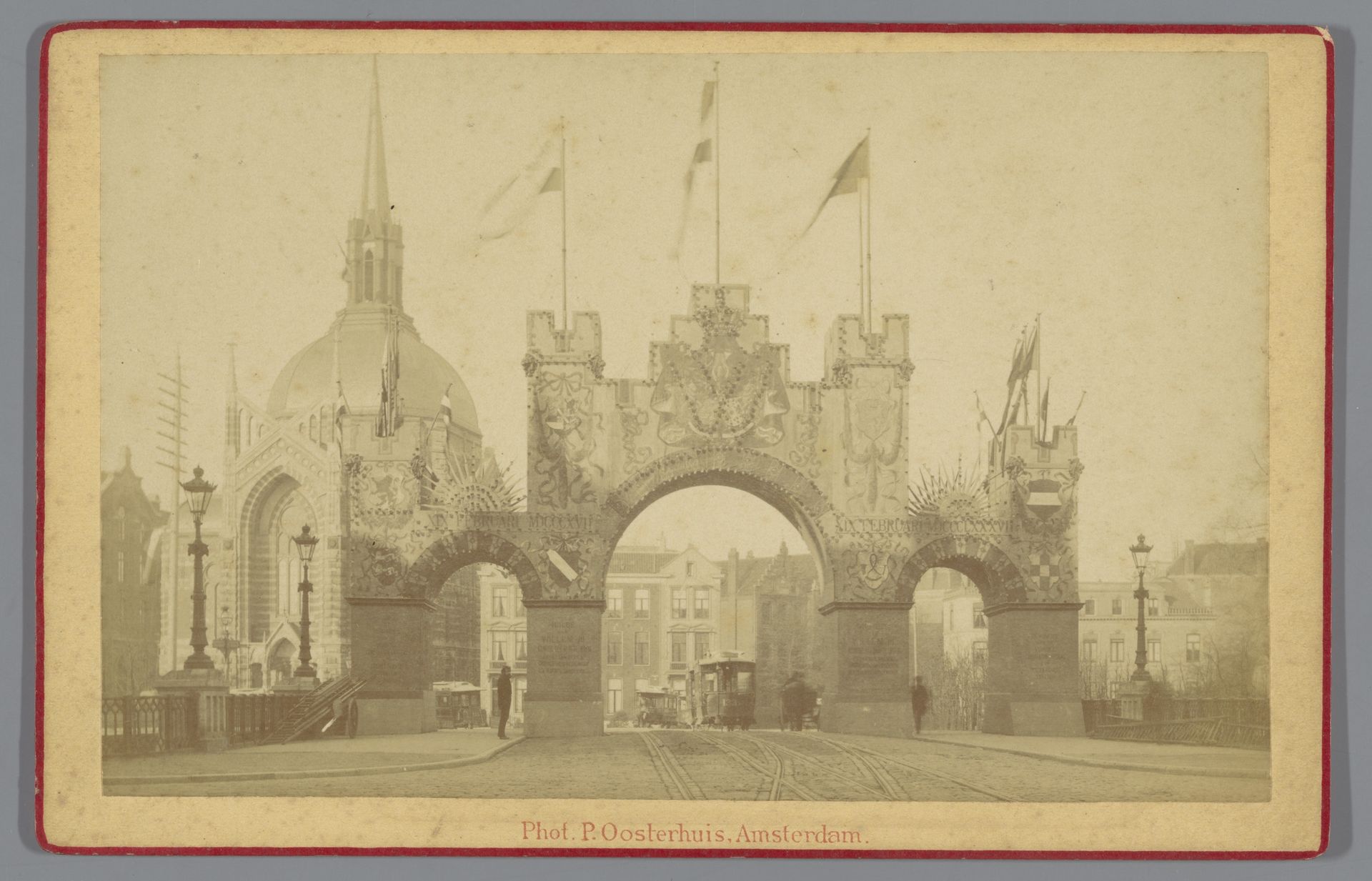 Erepoort voor de Leidsebrug ter gelegenheid van de zeventigste verjaardag van koning Willem III, gezien richting de Stadhouderskade, Amsterdam, april 1887 by Gustaaf Oosterhuis