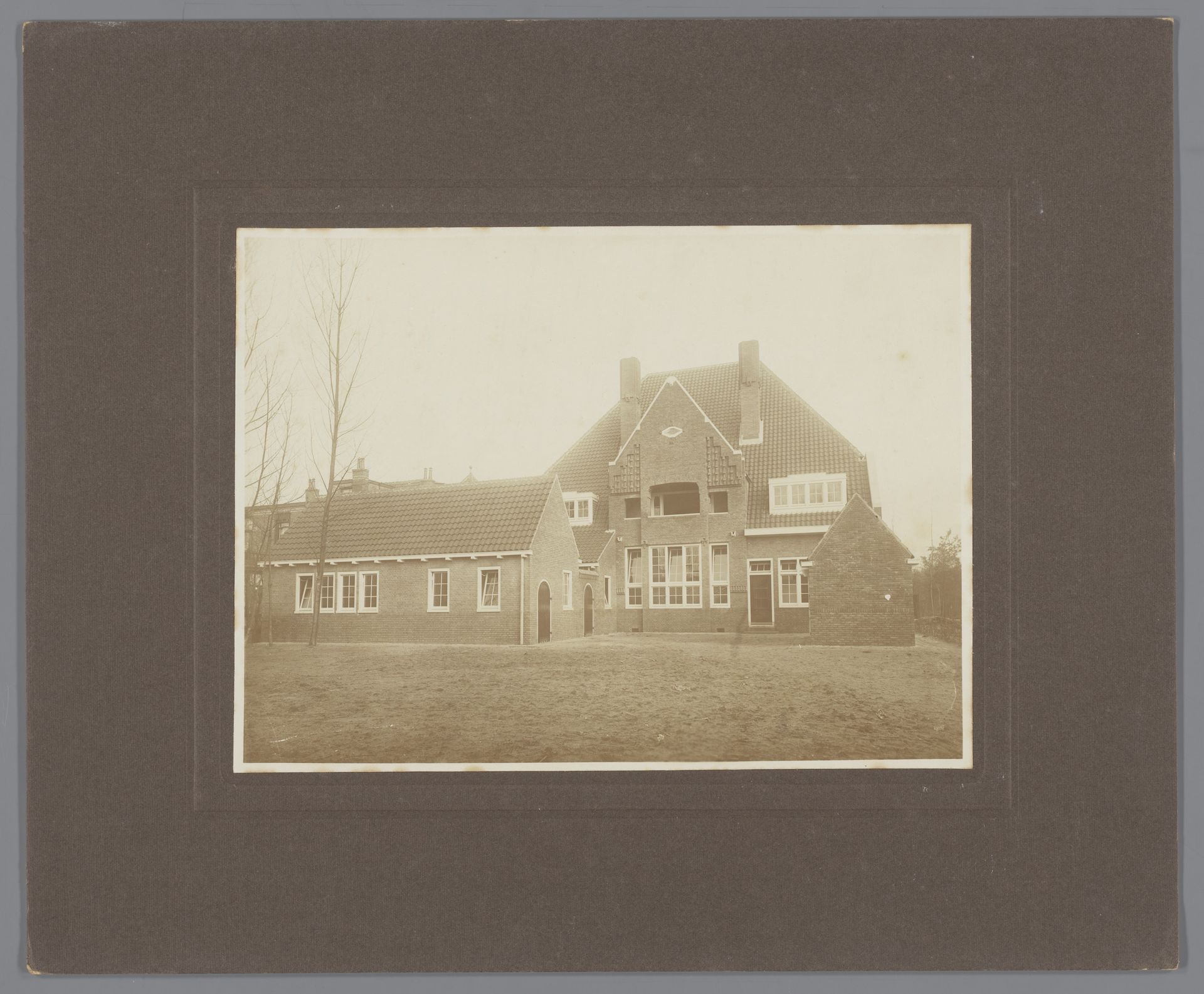 Aanzicht op een vrijstaand huis met tuin by P.J. Bilthoven