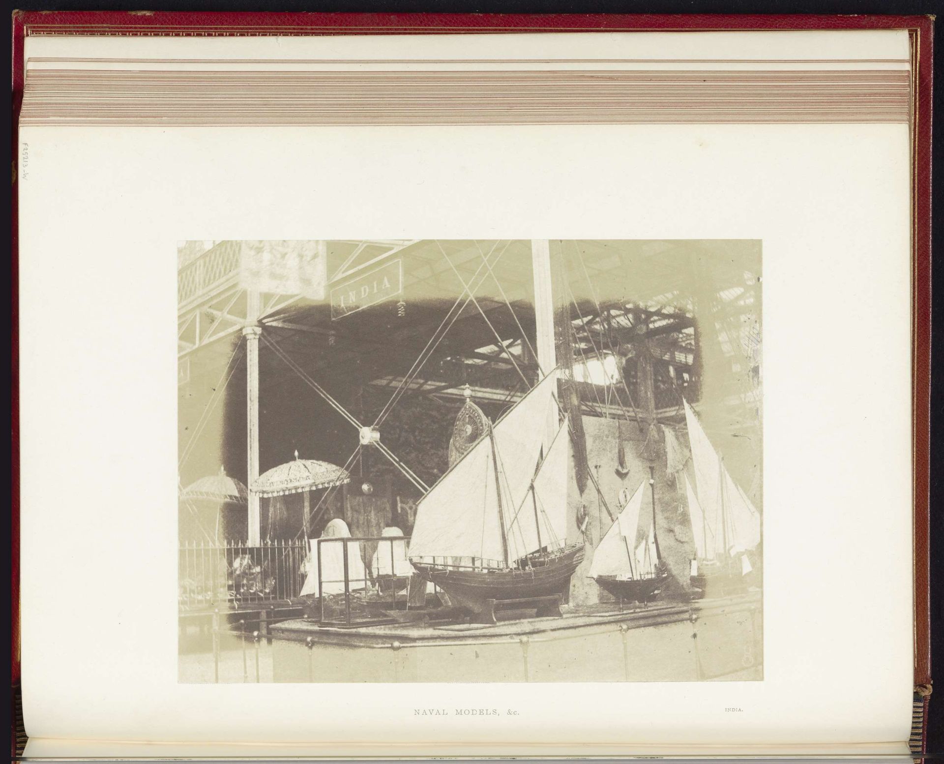 Scheepsmodellen bij de tentoonstelling van India op de Great Exhibition of the Works of Industry of All Nations van 1851 in het Crystal Palace in Londen by Hugh Owen