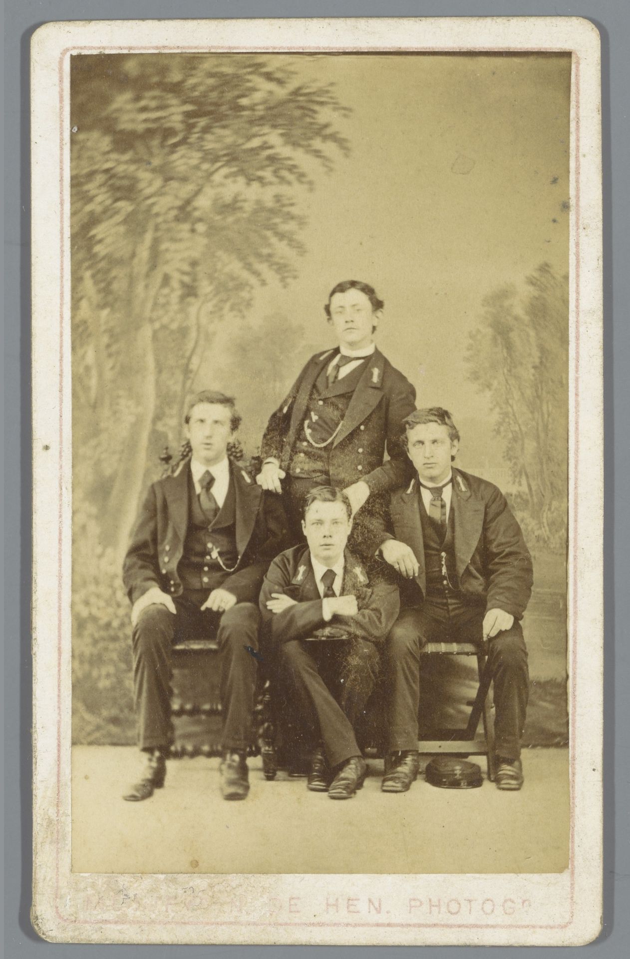 Portret van vier onbekende mannen by N. de Hen