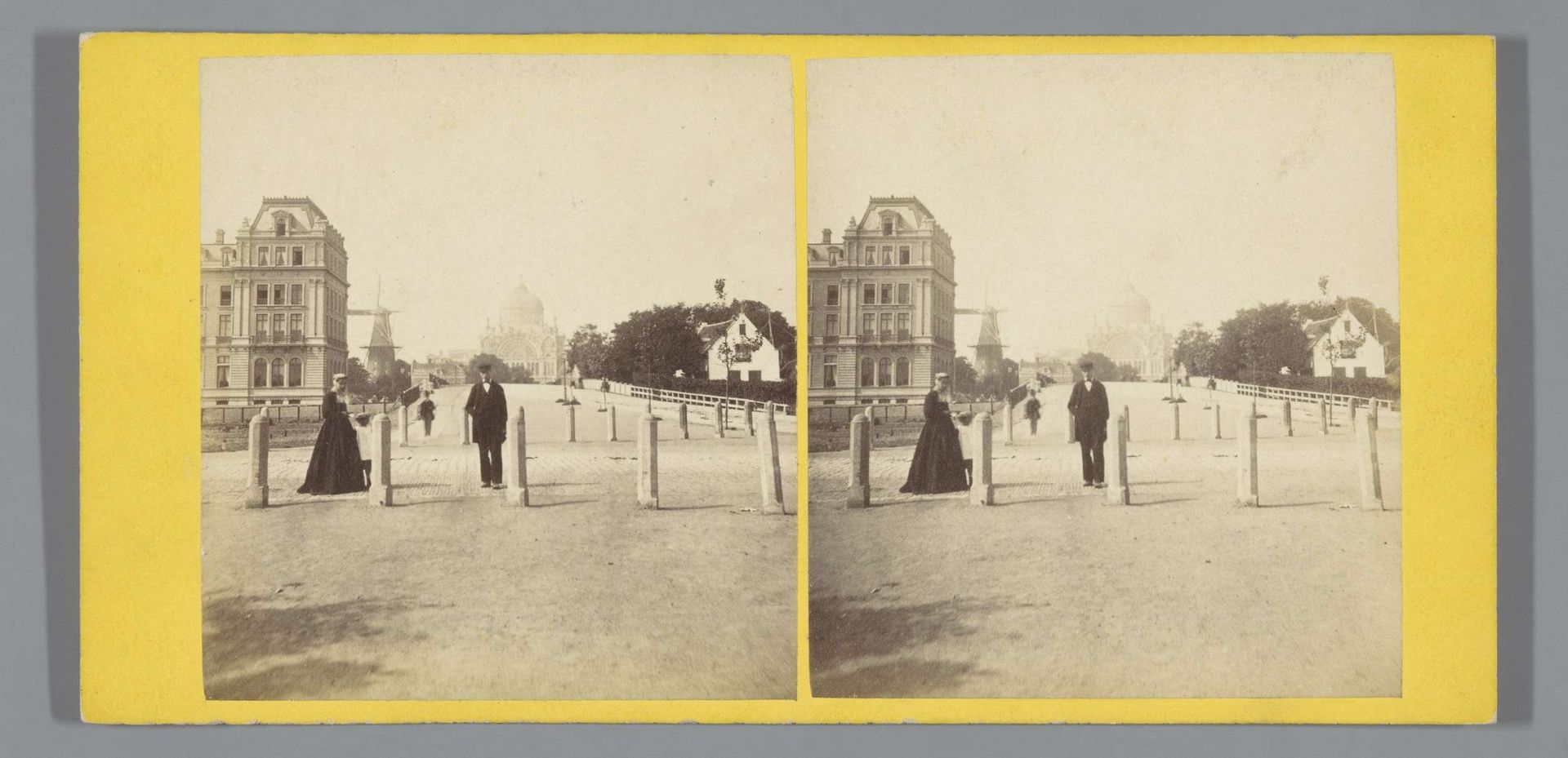 Gezicht op een brug in Amsterdam met het Paleis voor Volksvlijt op de achtergrond by Pieter Oosterhuis