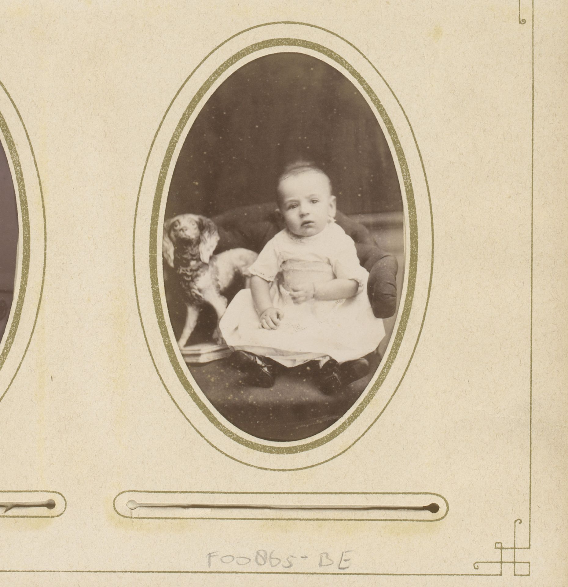 Portret van een baby, zittend in een stoel met speelgoedhond by Hendrik Boonstoppel