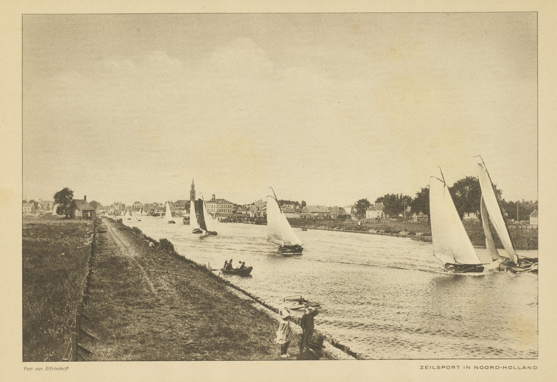 Zeilwedstrijd op een waterweg in Noord-Holland by E. van Elfrinkhoff