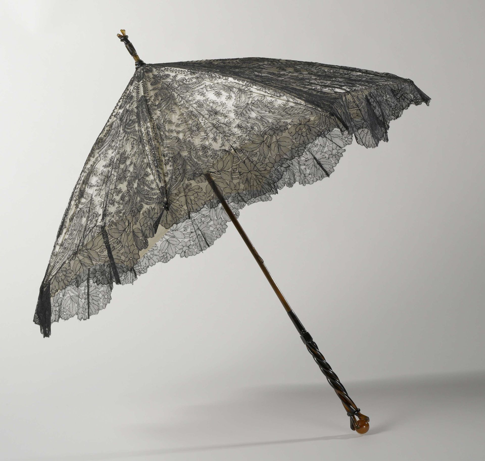 Parasol met een dek van zwarte zijden Chantillykant op een ondergrond van witte satijn, op een stok van bamboe met een imitatieschildpad knop by Anonymous