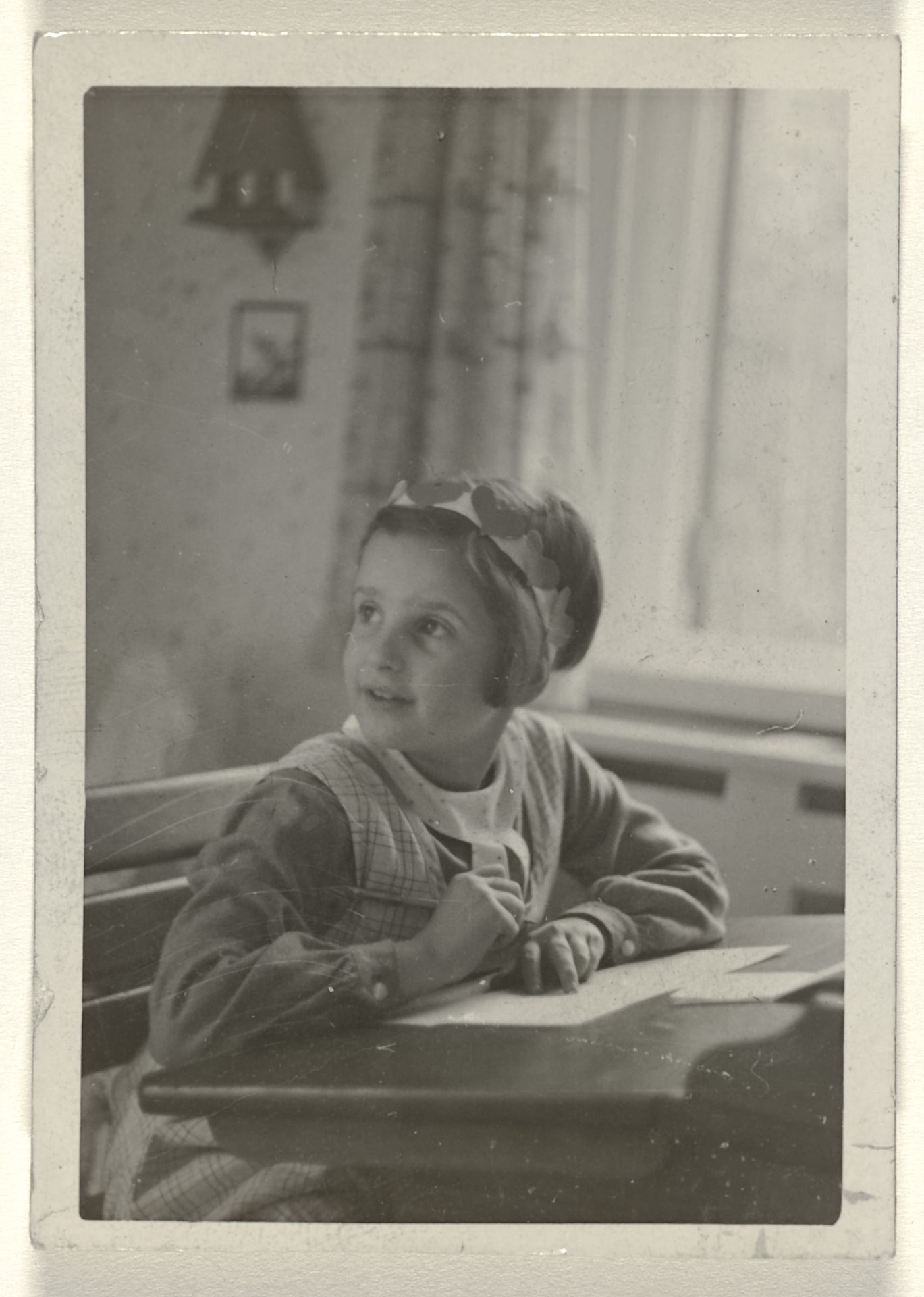 Isabel Wachenheimer schrijvend aan een lessenaar, 1936 by Anonymous