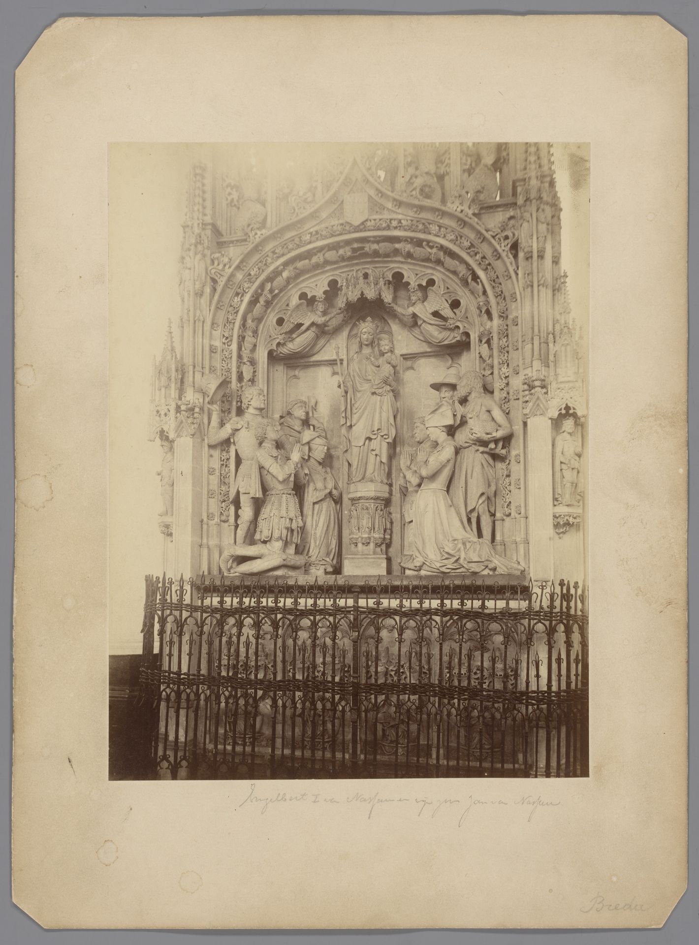 Praalgraf voor Engelbrecht I, graaf van Nassau-Dillenburg, Johanna van Polanen, Johan IV, graaf van Nassau-Dillenburg, en Maria van Loon-Heinsberg in de Grote Kerk te Breda by anoniem (Monumentenzorg)