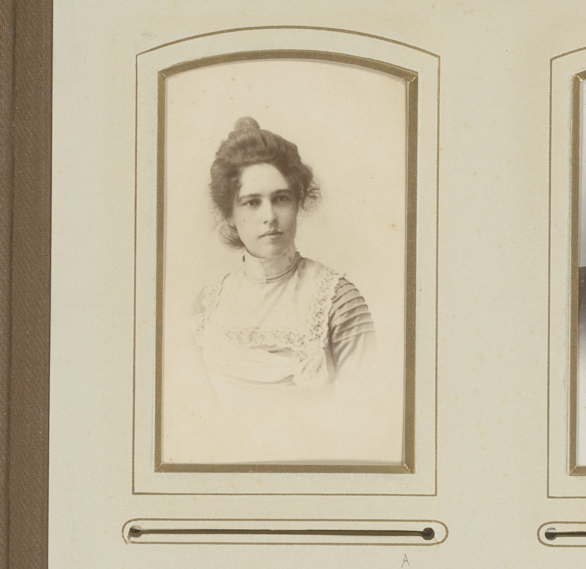 Portret van een jonge vrouw by Ernest Bichon