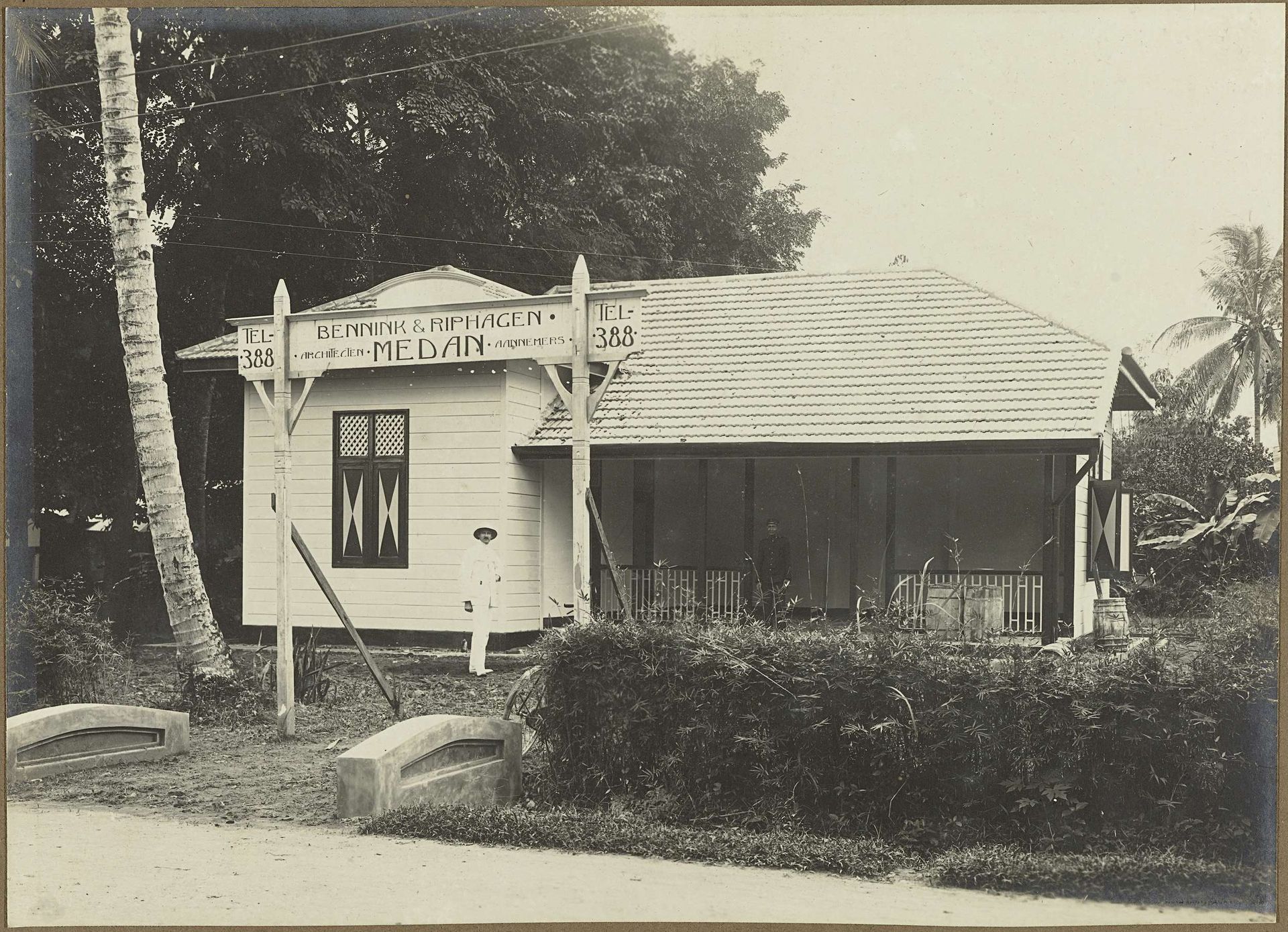 Eerste kantoor van Bennink en Riphagen by Anonymous