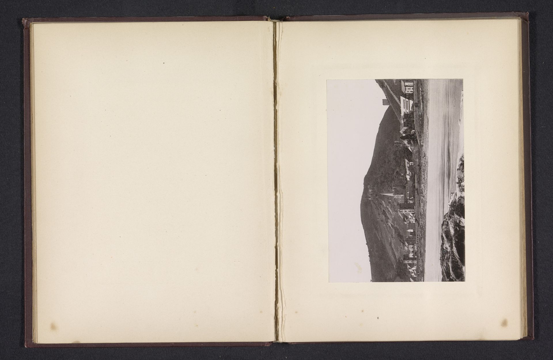 Gezicht op Bacharach over de Rijn by Anonymous