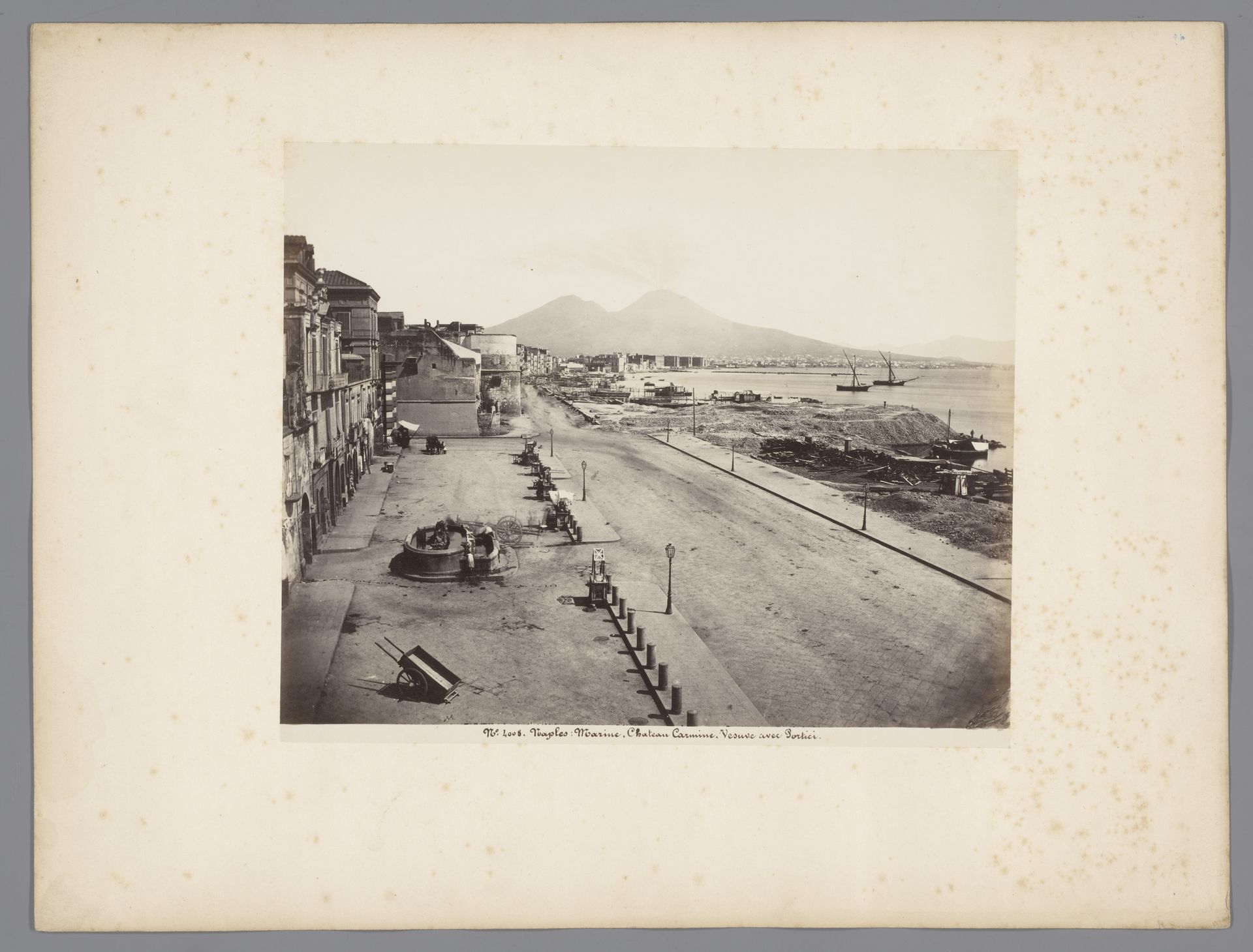Gezicht op de haven van Napels en de Vesuvius, Italië by Giorgio Sommer