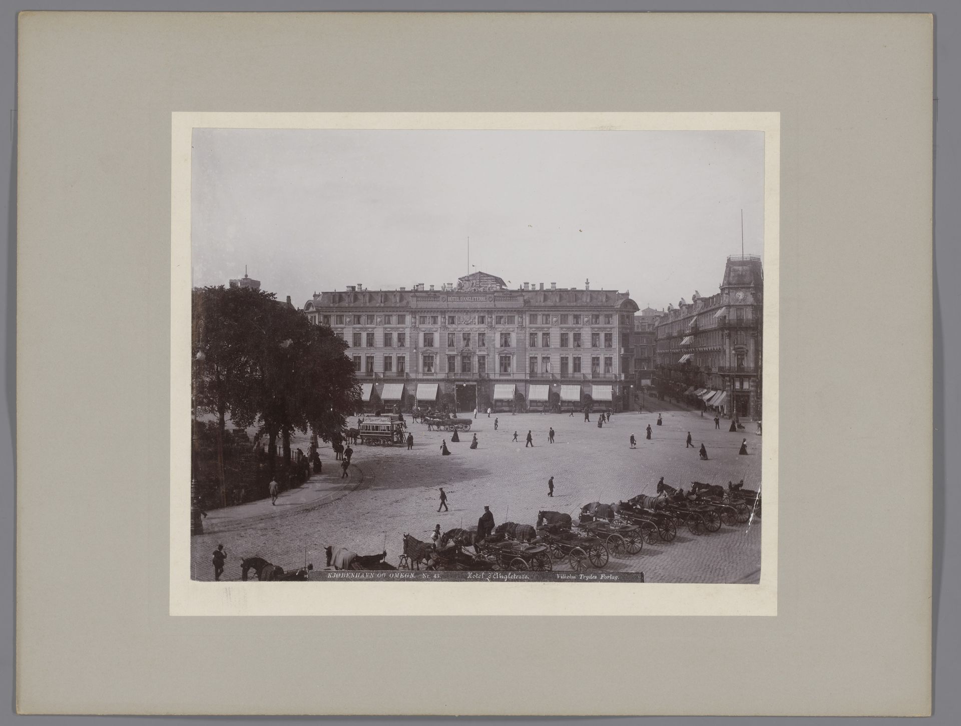 Gezicht op Hotel d'Angleterre aan het Kongens Nytorv in Kopenhagen by Anonymous