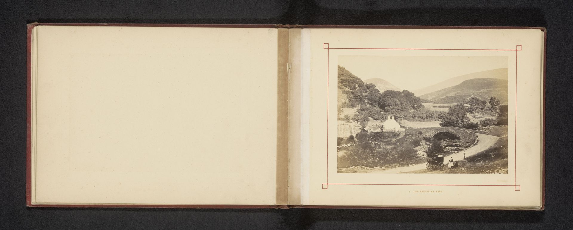 Gezicht op een groep onbekende mensen vlakbij een burg in een landschap by Francis Bedford