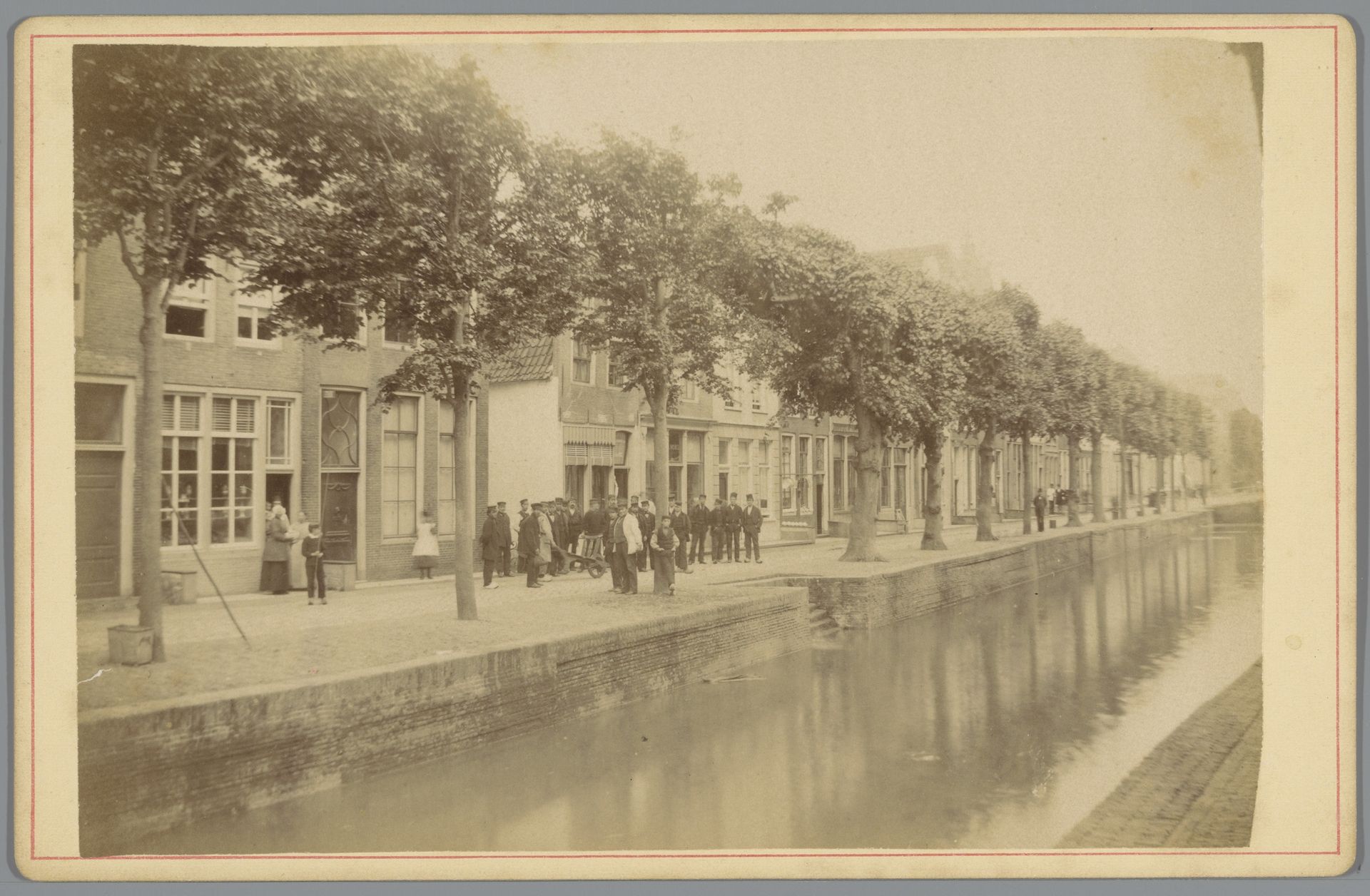Gezicht op de westzijde van de Haven te Schoonhoven by Lodewijk Hendrikus Serré