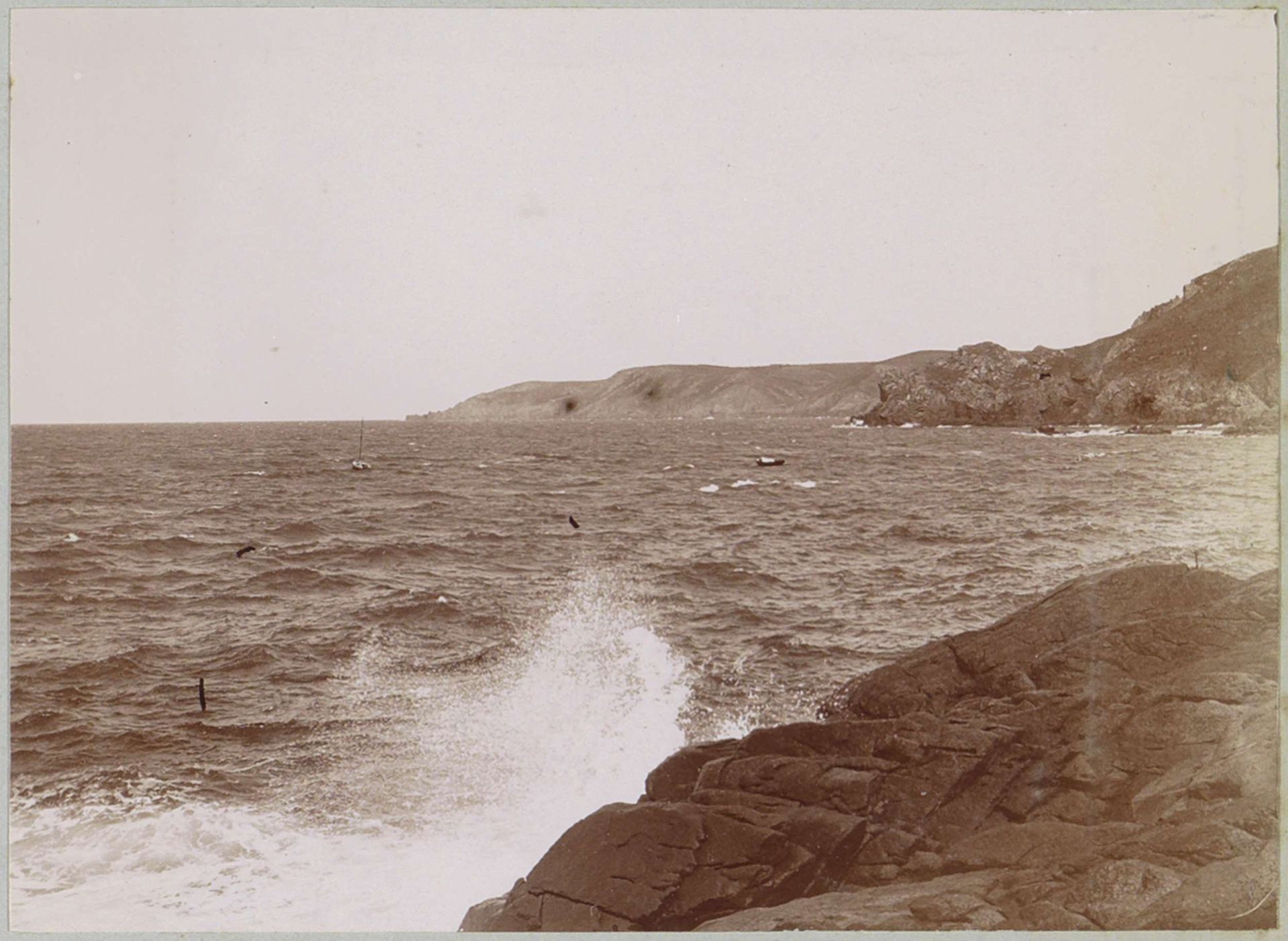 Gezicht op de zee en de kust bij Greve de Lecq op Jersey by Delizy
