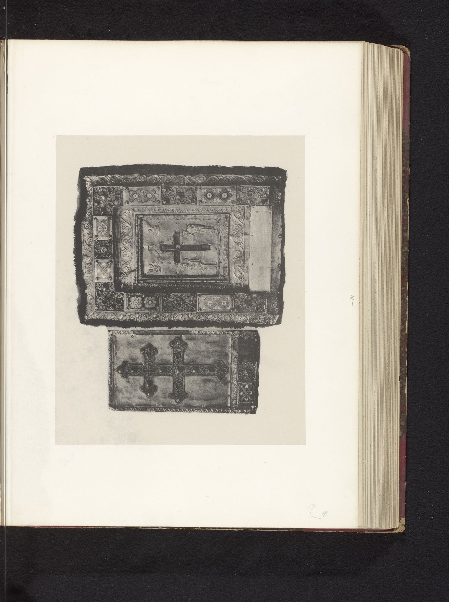 Draagbare relikwieënkast van goud uit de collectie van senator Vergauwen uit Gent, opgesteld op een tentoonstelling over religieuze objecten uit de middeleeuwen en renaissance in 1864 in Mechelen by Joseph Maes