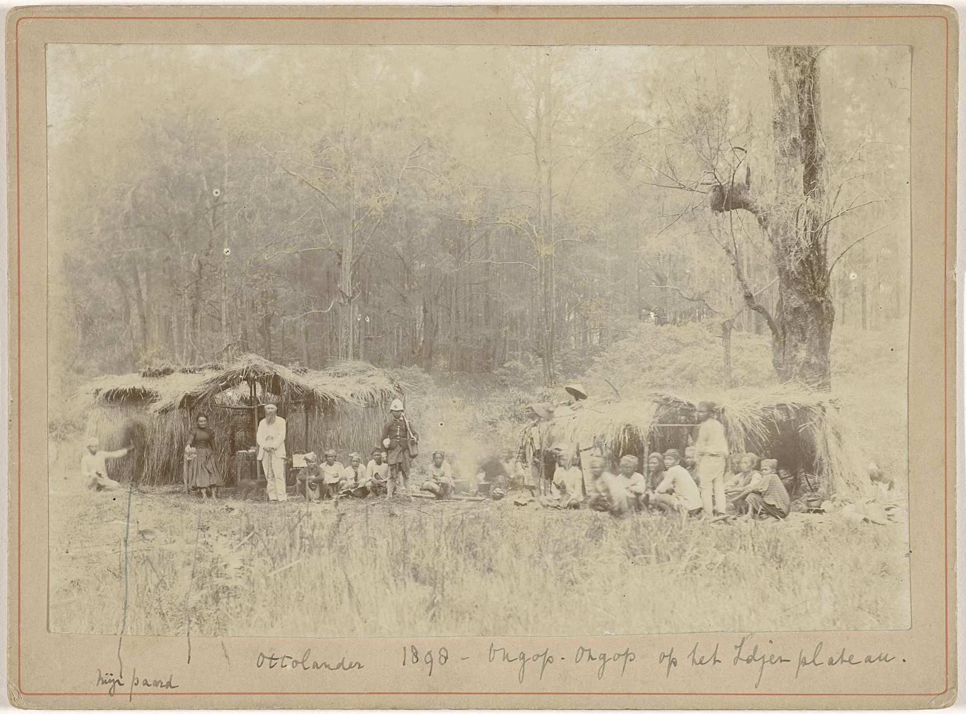 Bivak van Teun Ottolander en zijn personeel op de hellingen van het Idjen-plateau, Java by Anonymous