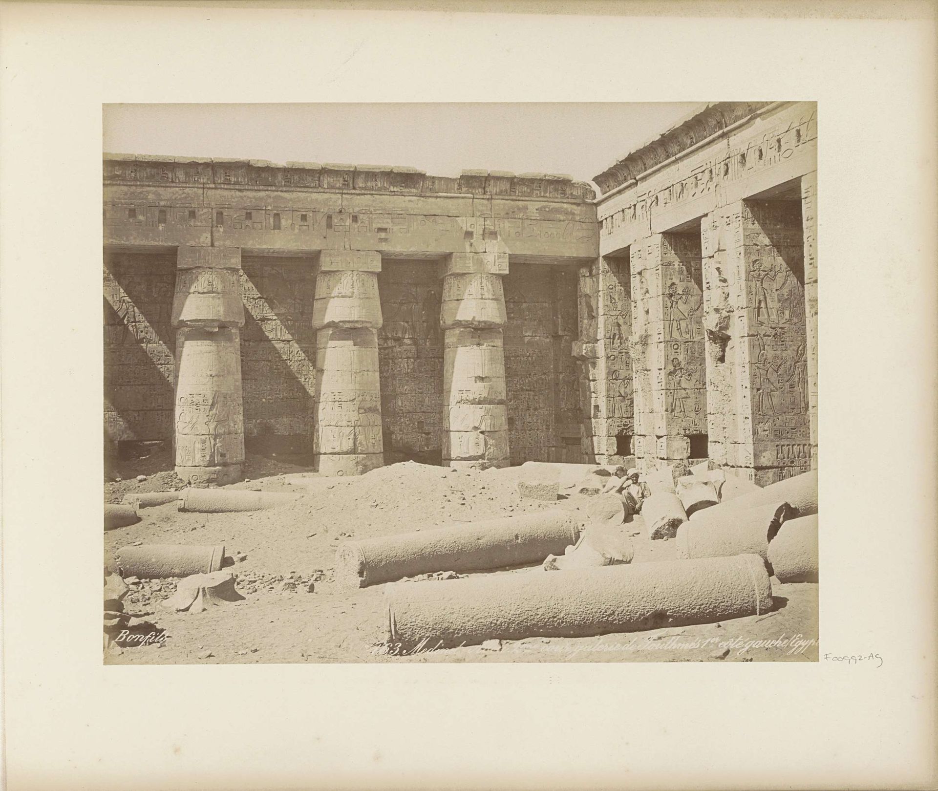 Zuilengalerij van Thoetmosis I te Medinet-Habou by Maison Bonfils