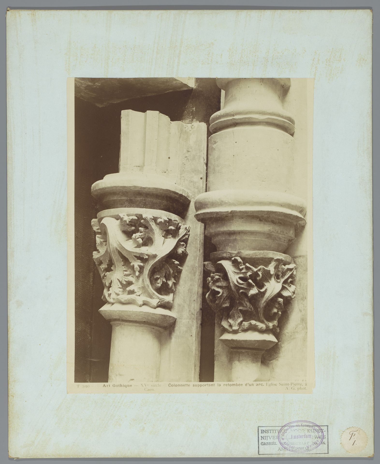 Twee afgietsels van kapitelen van de Saint-Pierre te Caen by Adolphe Giraudon