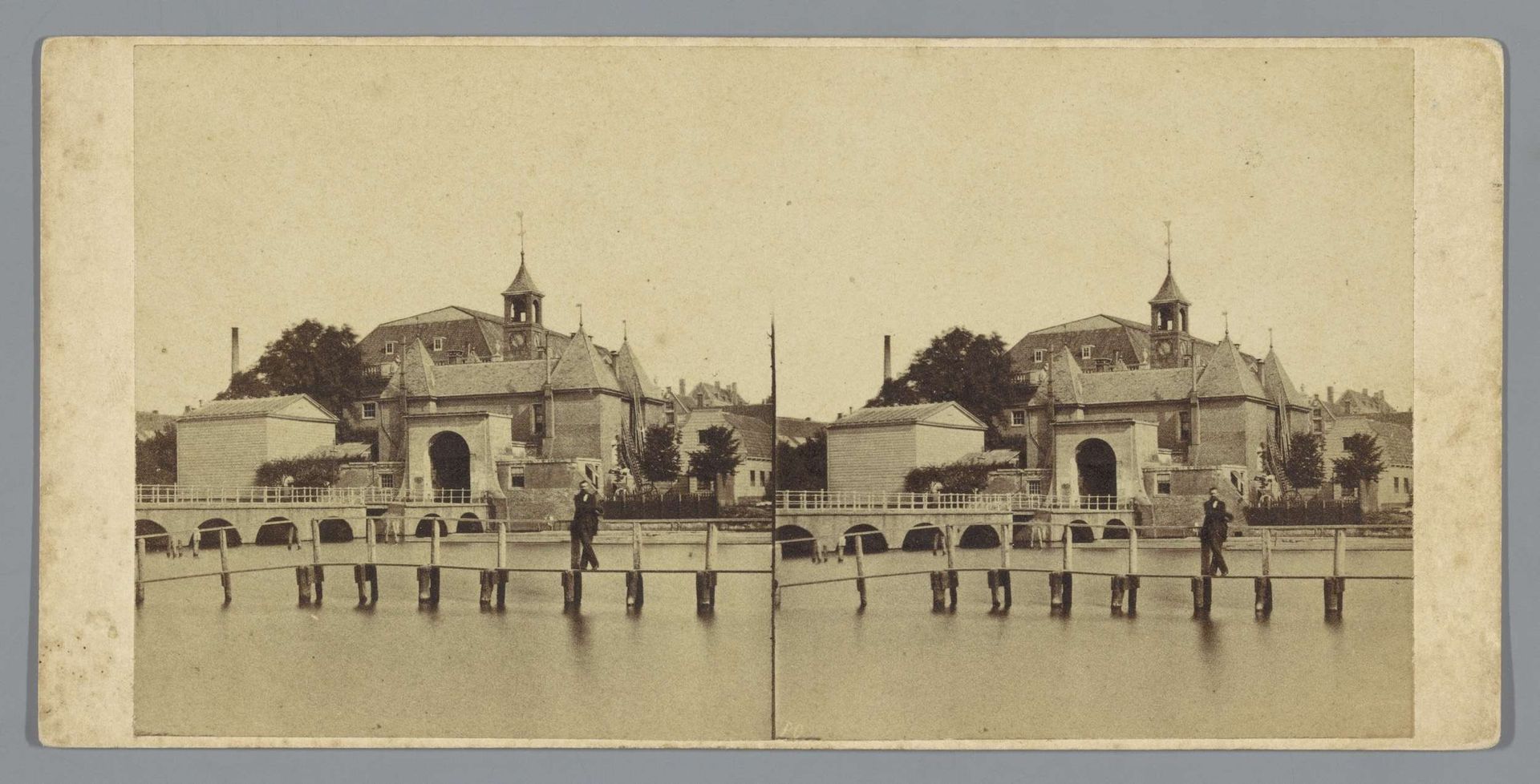 Gezicht op de Leidsepoort te Amsterdam by Pieter Oosterhuis
