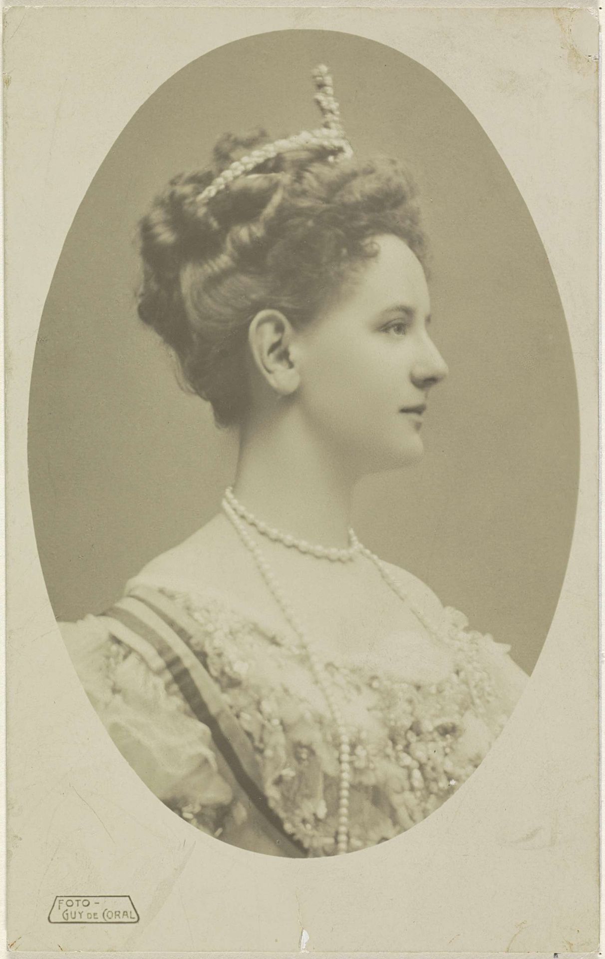 Portret van Wilhelmina, koningin der Nederlanden by Guy de Coral & Co.