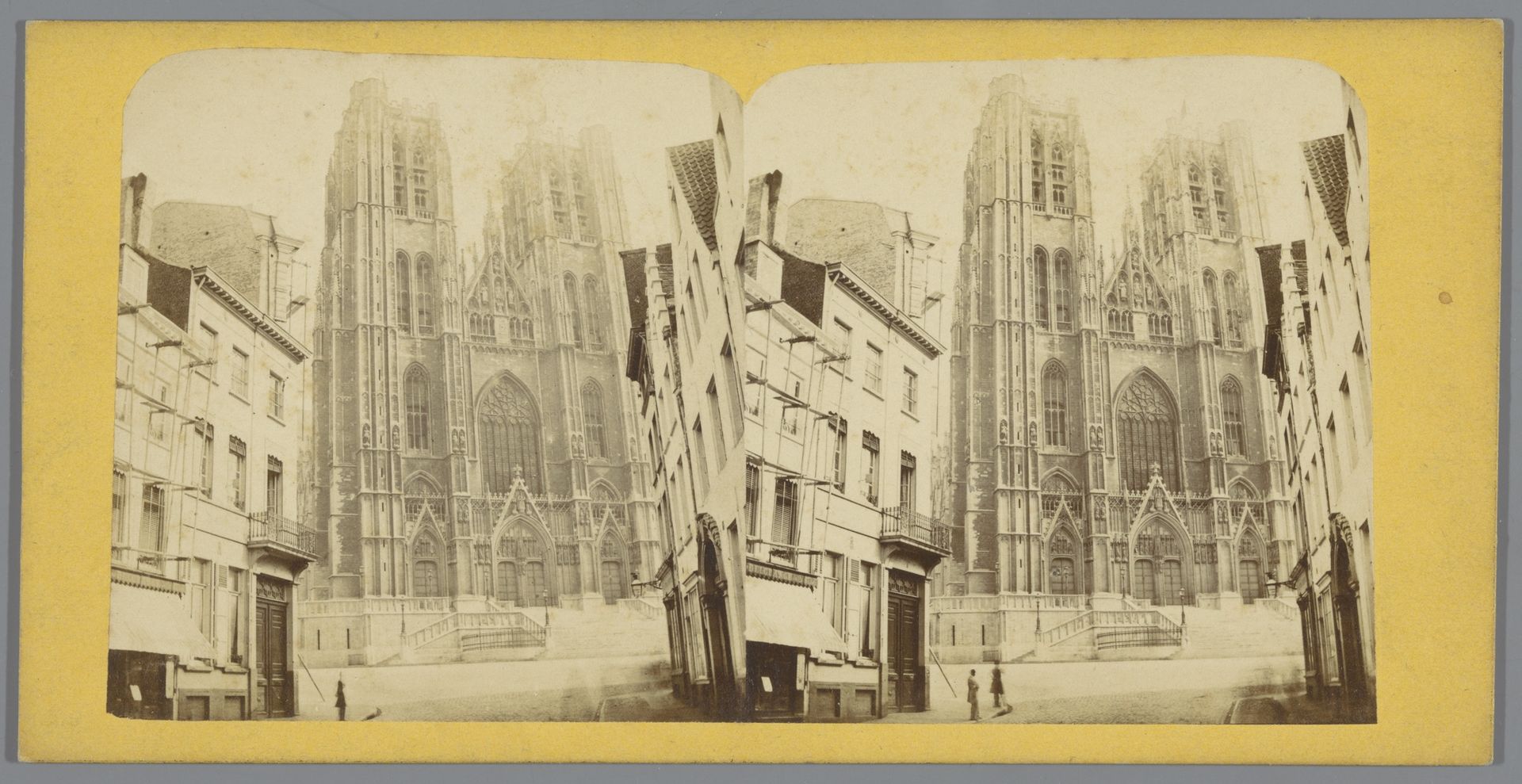 Gezicht op de façade van de Kathedraal van Sint-Michiel en Sint-Goedele in Brussel by BT