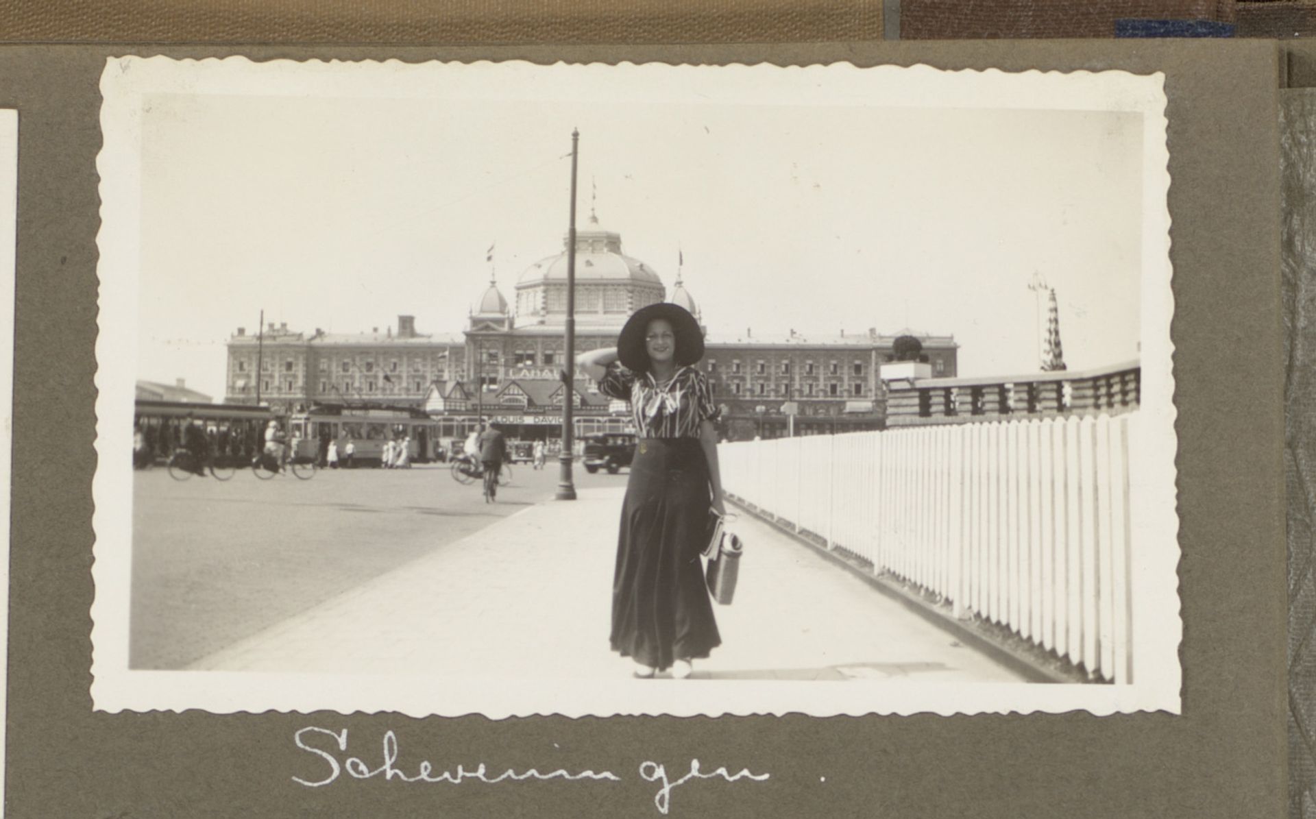 Wilhelmina van Zijll de Jong voor het Kurhaus, Scheveningen by Anonymous