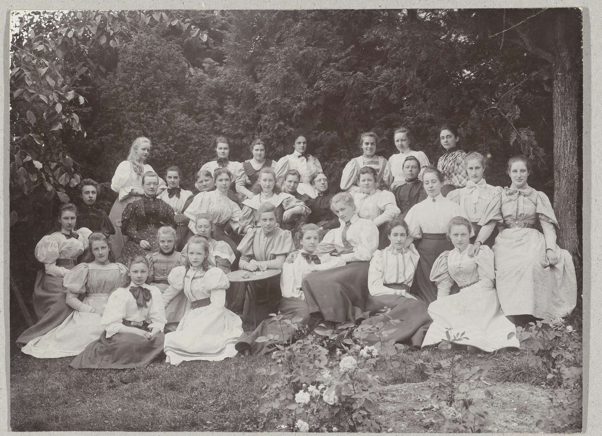 Groepsportret meisjes in bos by E. Kerkmeyer