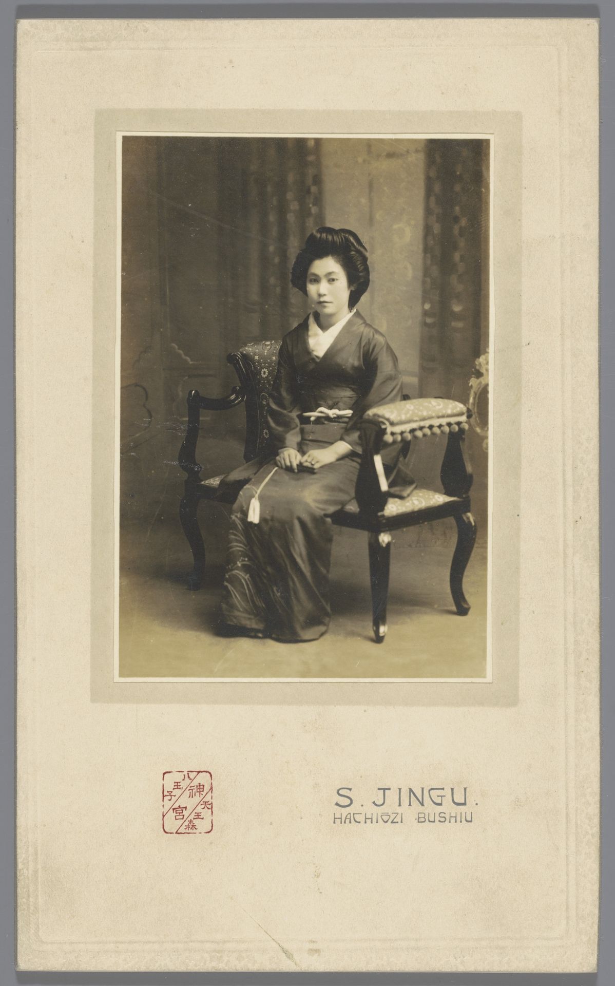 Portret van een onbekende Japanse vrouw by T Jingu