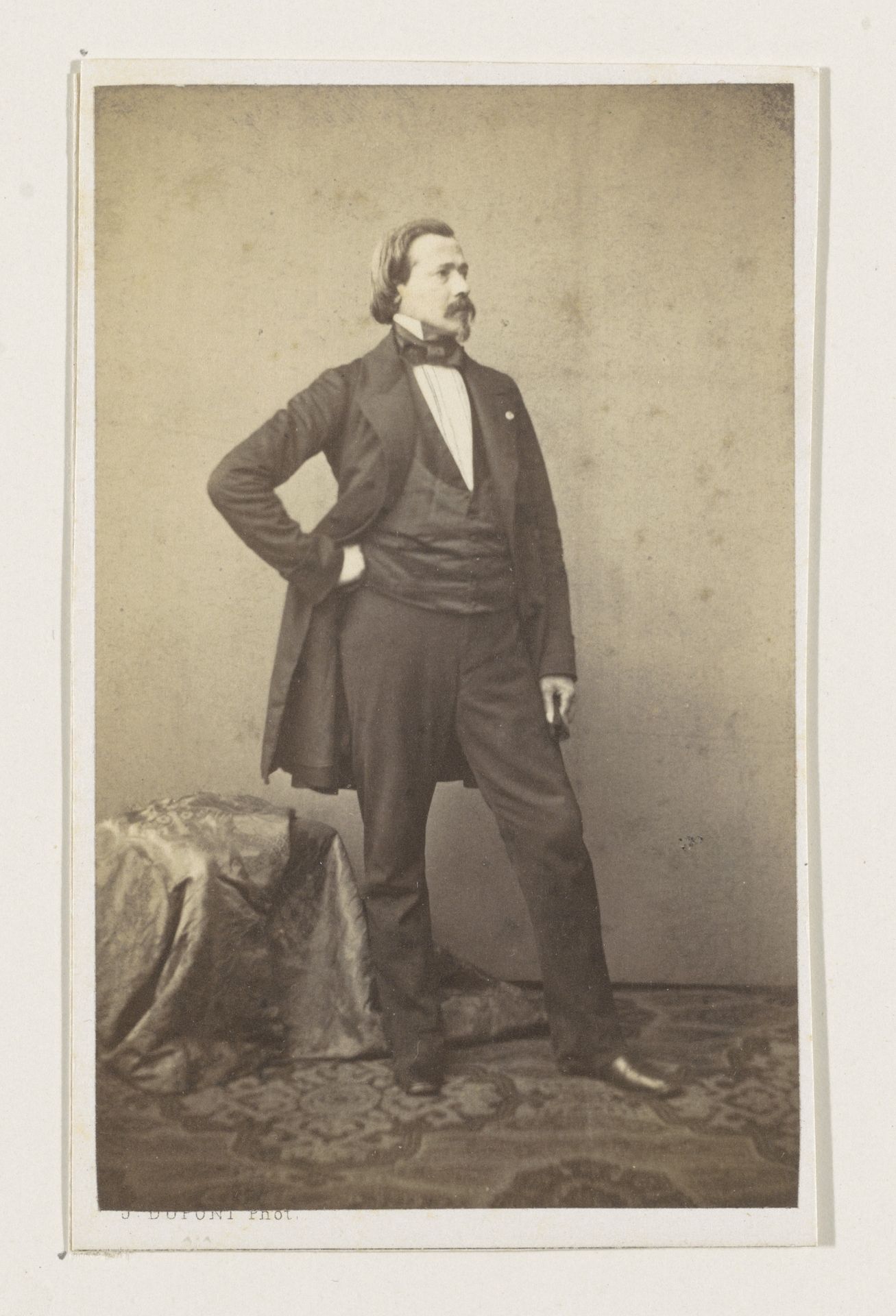 Portret van de beeldhouwer Jozef Geefs, ten voeten uit by Joseph Dupont