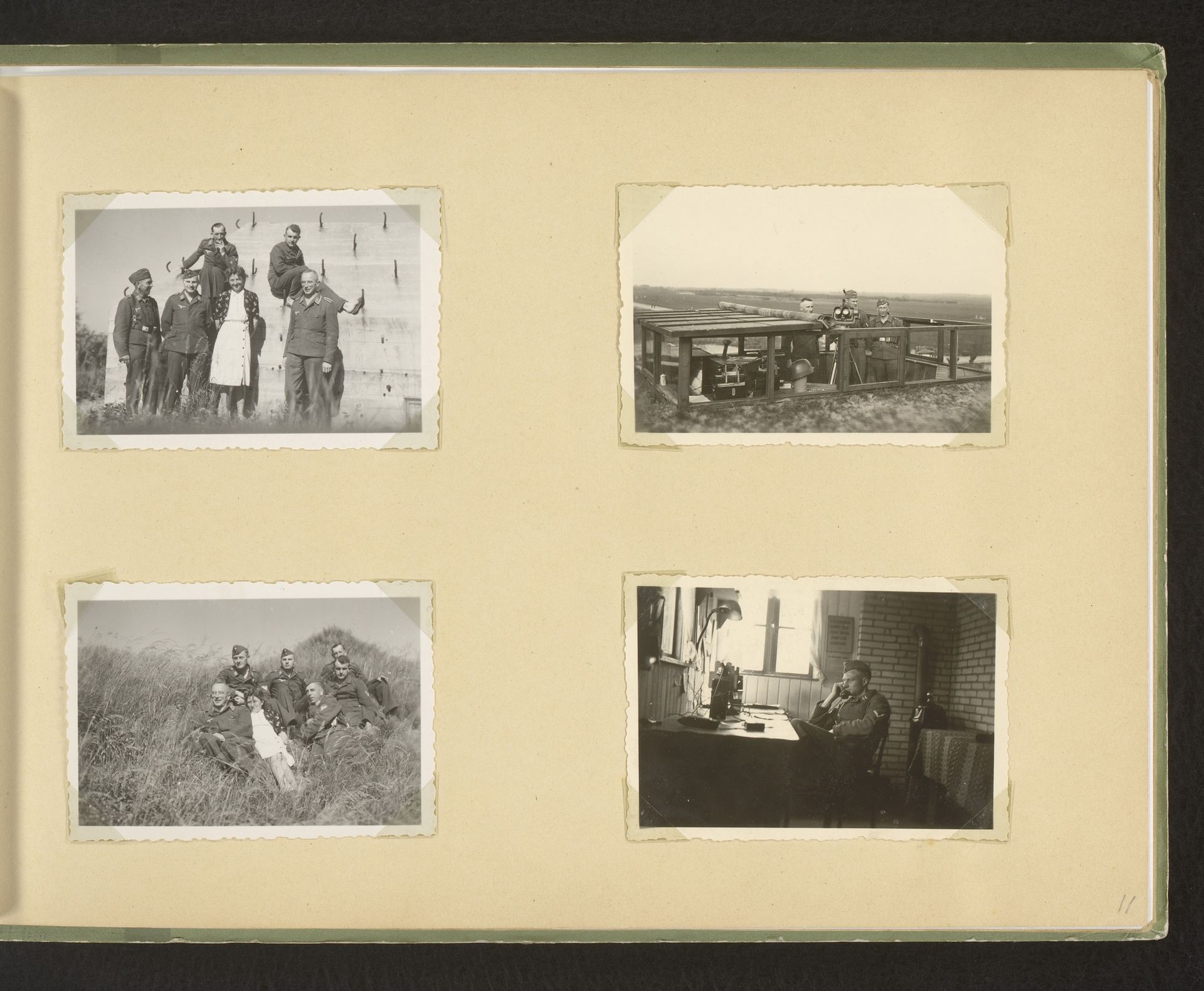 Groep Duitse militairen in en op de bunker by Anonymous