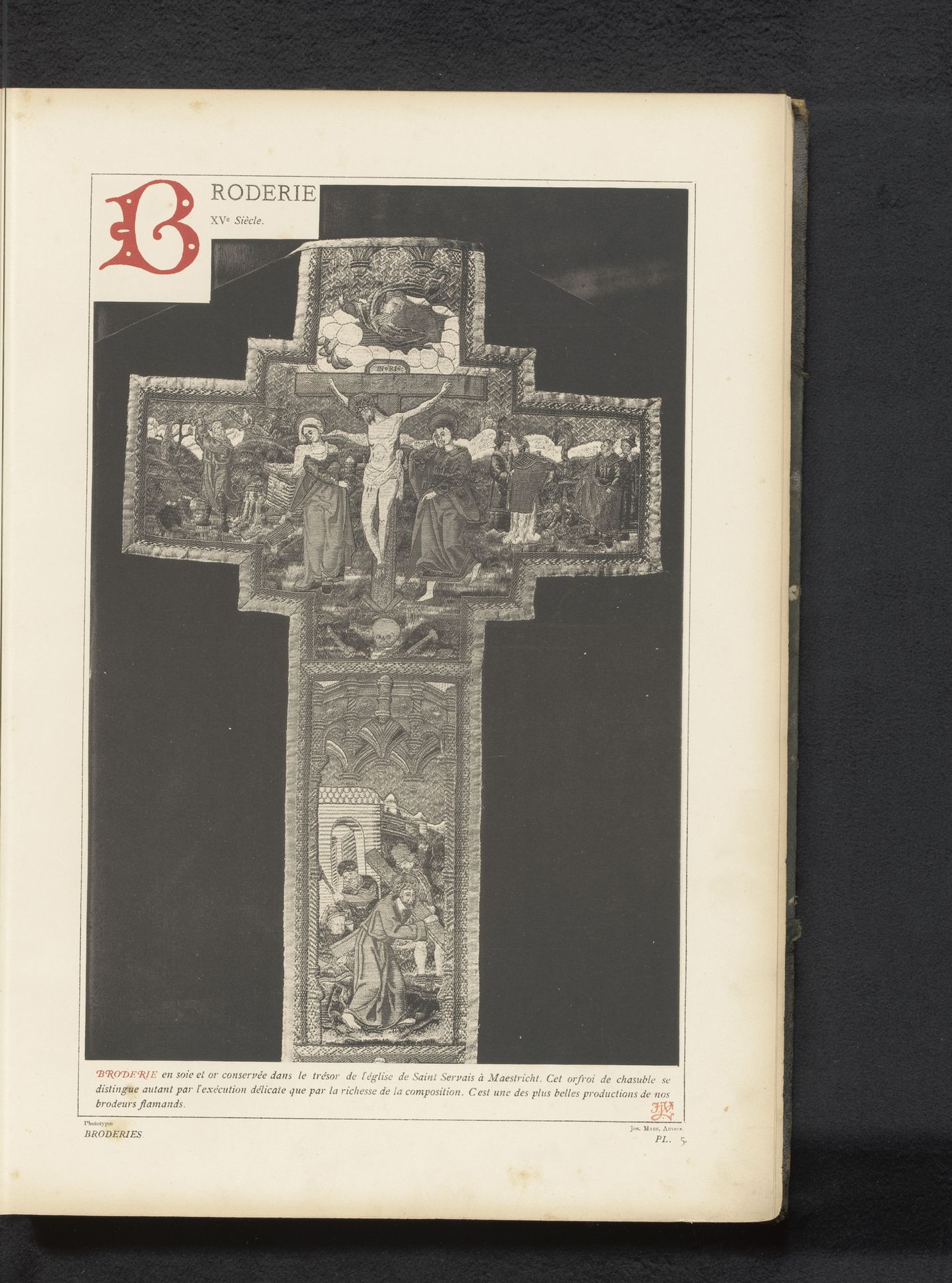 Kazuifel met borduursel van de kruisdraging en kruisiging van Christus, uit de Sint-Servaasbasiliek in Maastricht by Anonymous