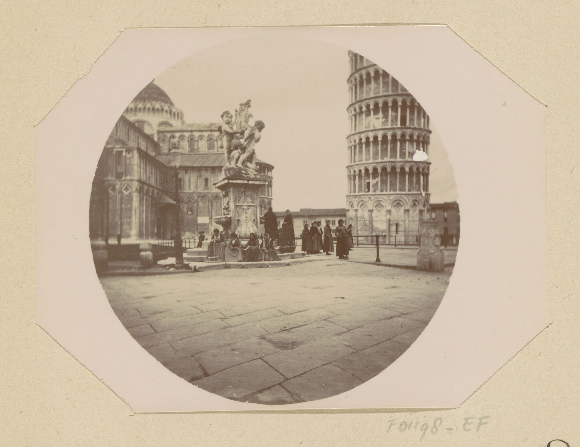 Gezicht op de fontein op Piazza dei Miracoli in Pisa met links de kathedraal en rechts de Toren van Pisa by Johanna Margaretha Piek