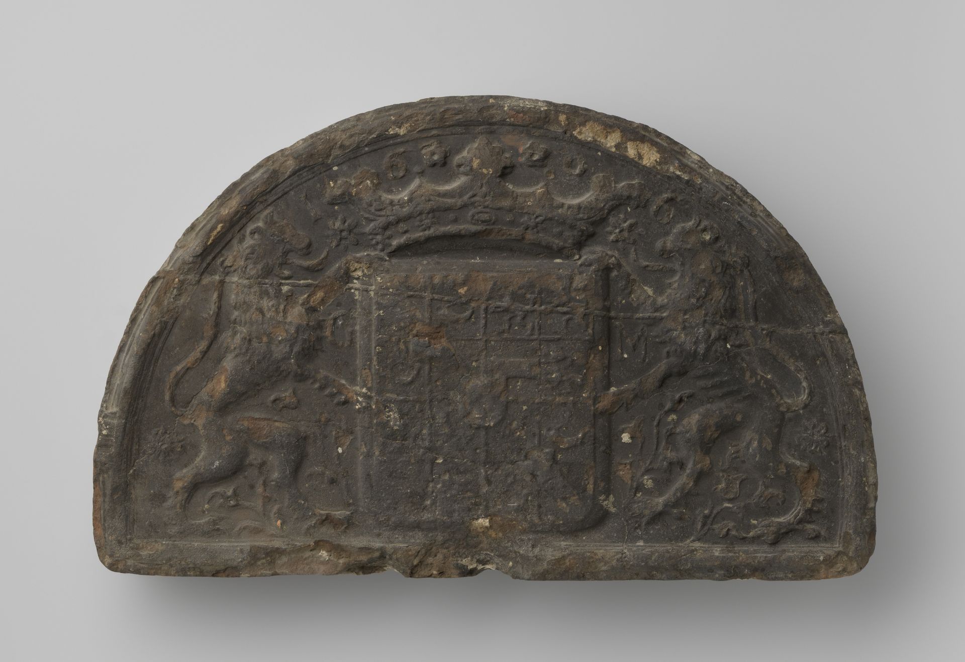 Haarddeksteen met het wapen van Prins Maurits van Oranje Nassau by Anonymous