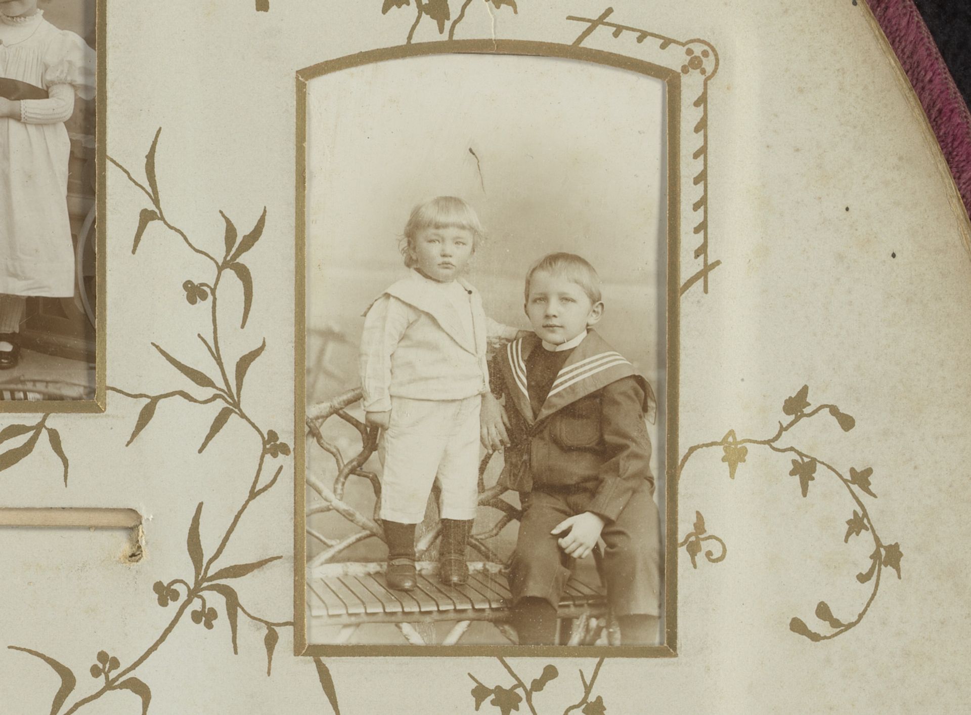 Portret van twee kinderen in matrozenpakken by Max Kretzschmer