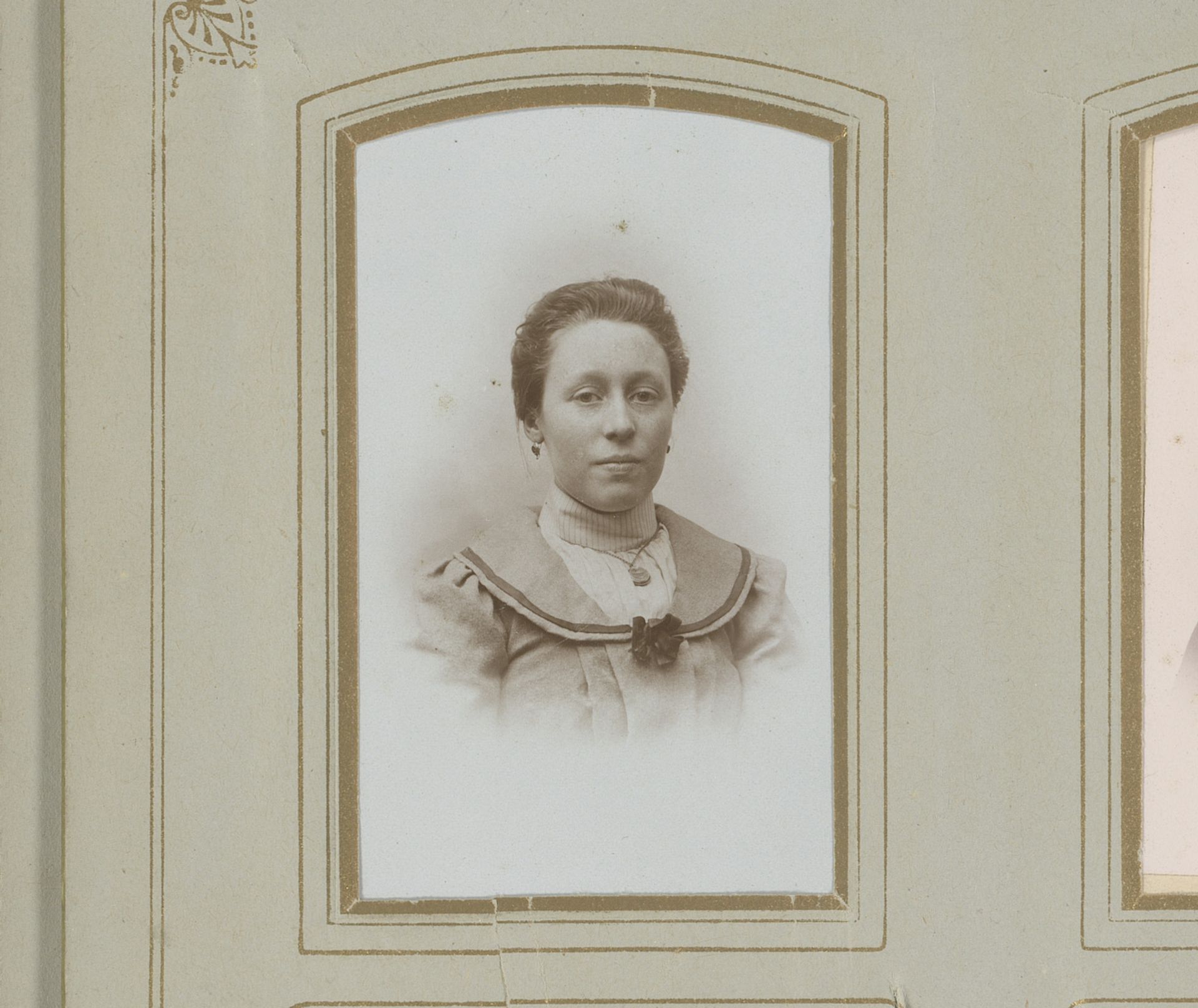 Portret van een jonge vrouw by Atélier Siewers
